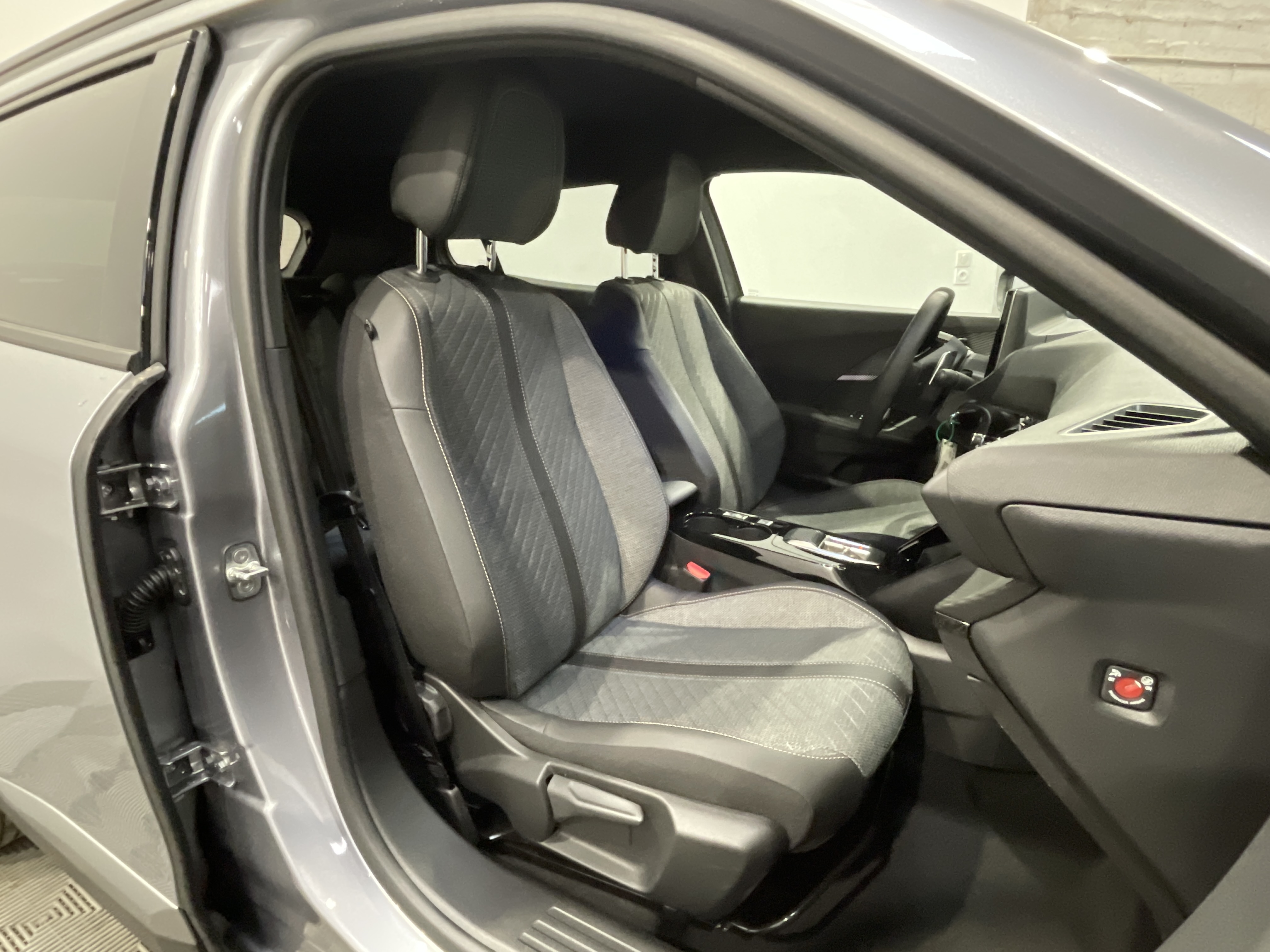 PEUGEOT 2008 ALLURE PURETECH 130 S&S EAT8