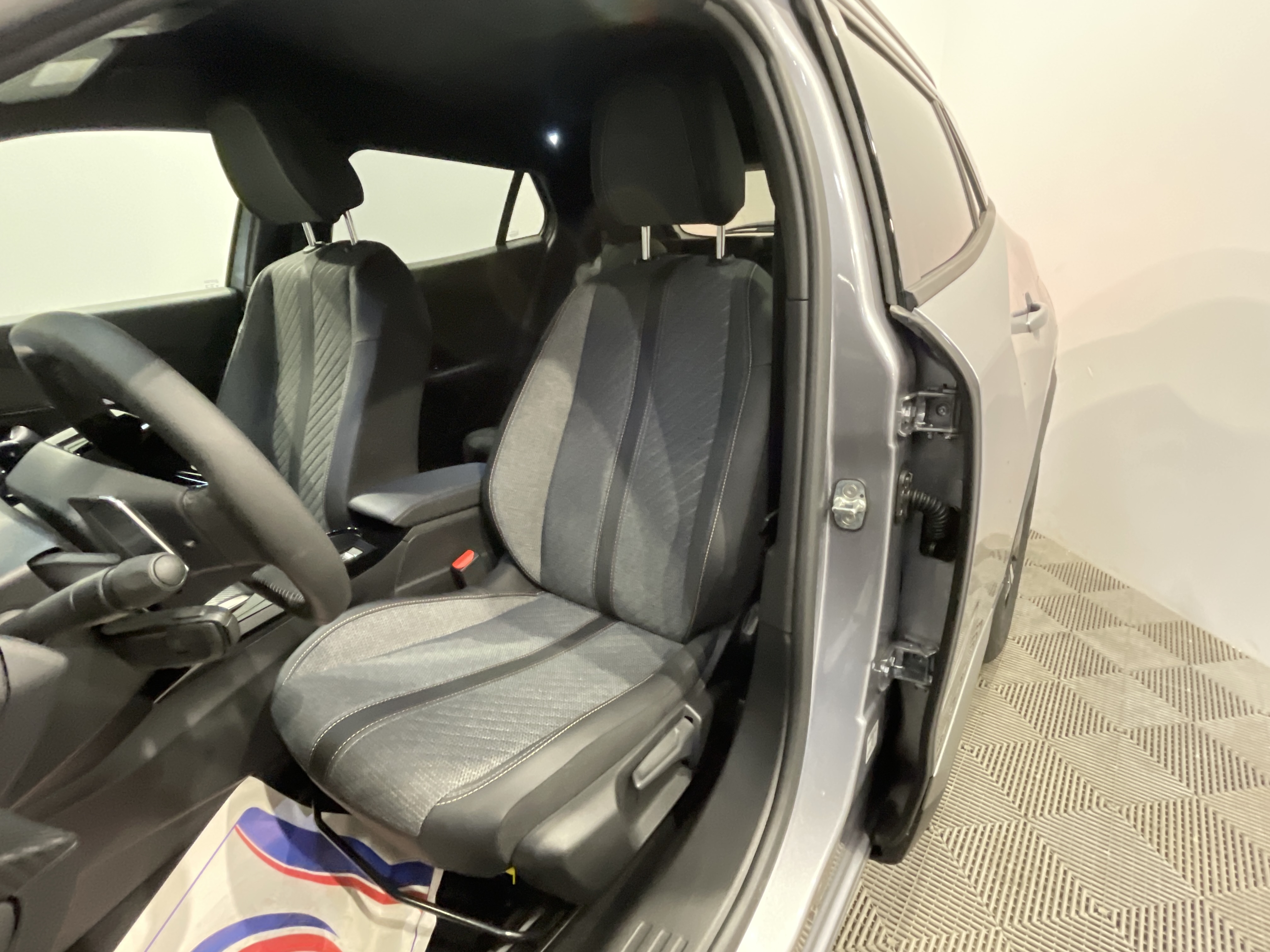 PEUGEOT 2008 ALLURE PURETECH 130 S&S EAT8