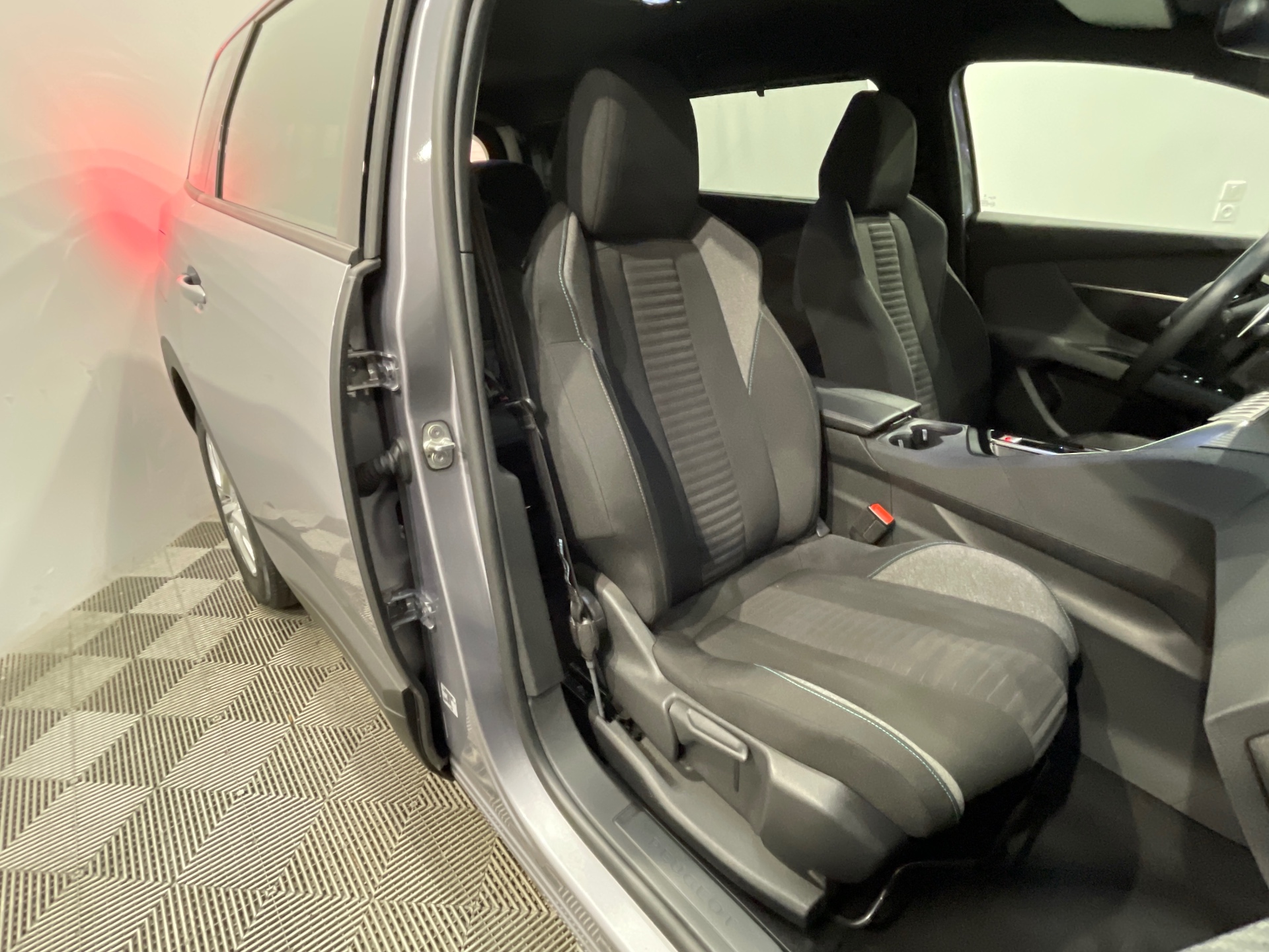 PEUGEOT 5008 BlueHDi 130ch S&S EAT8 Active Pack