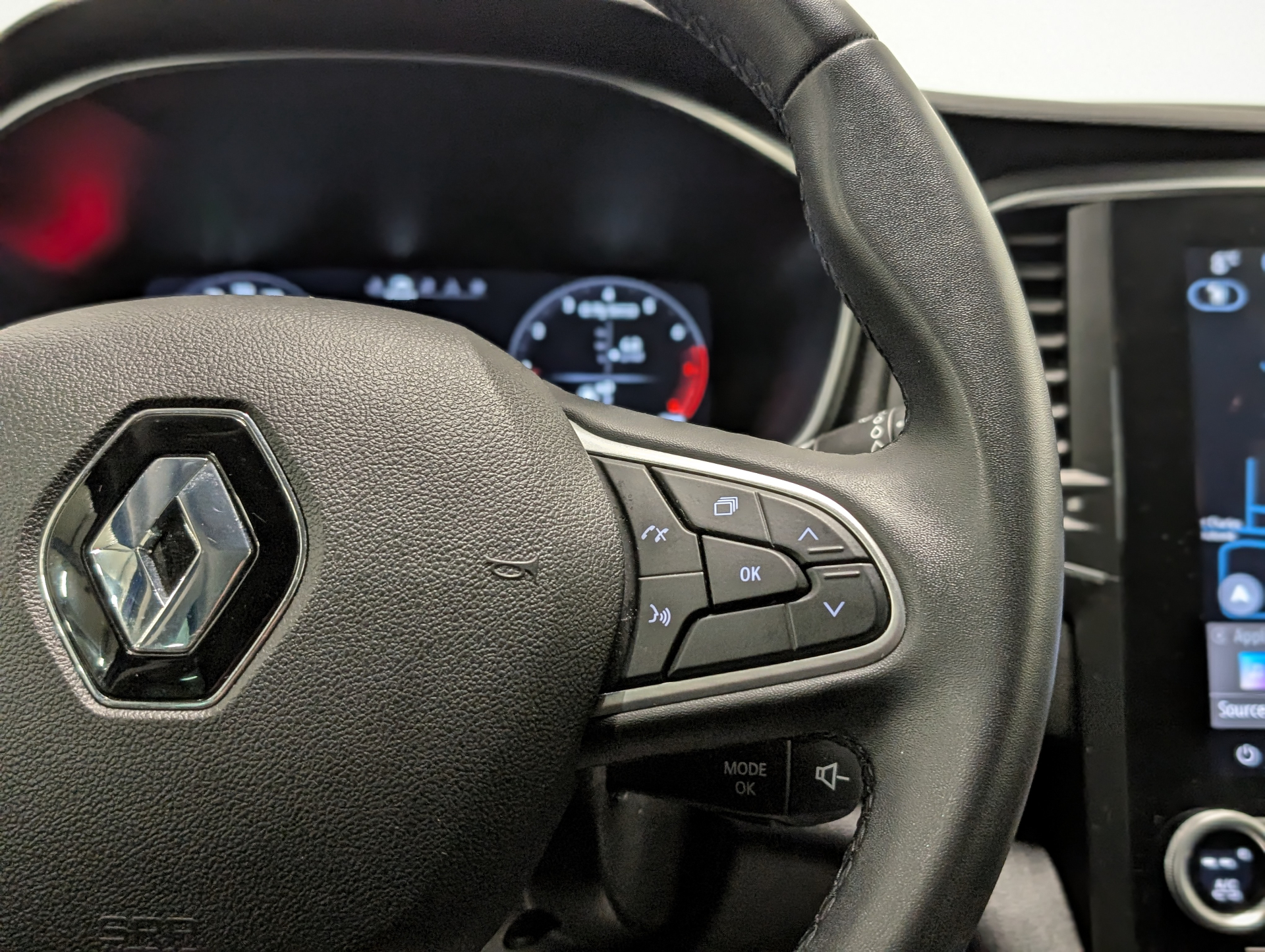 RENAULT MEGANE IV BERLINE techno TCe 140 EDC -23