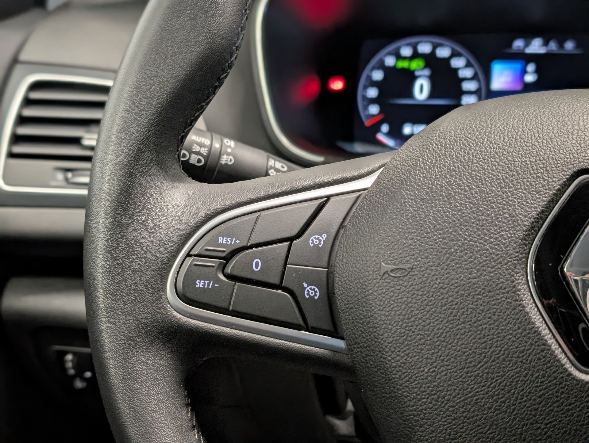 RENAULT MEGANE IV BERLINE techno TCe 140 EDC -23