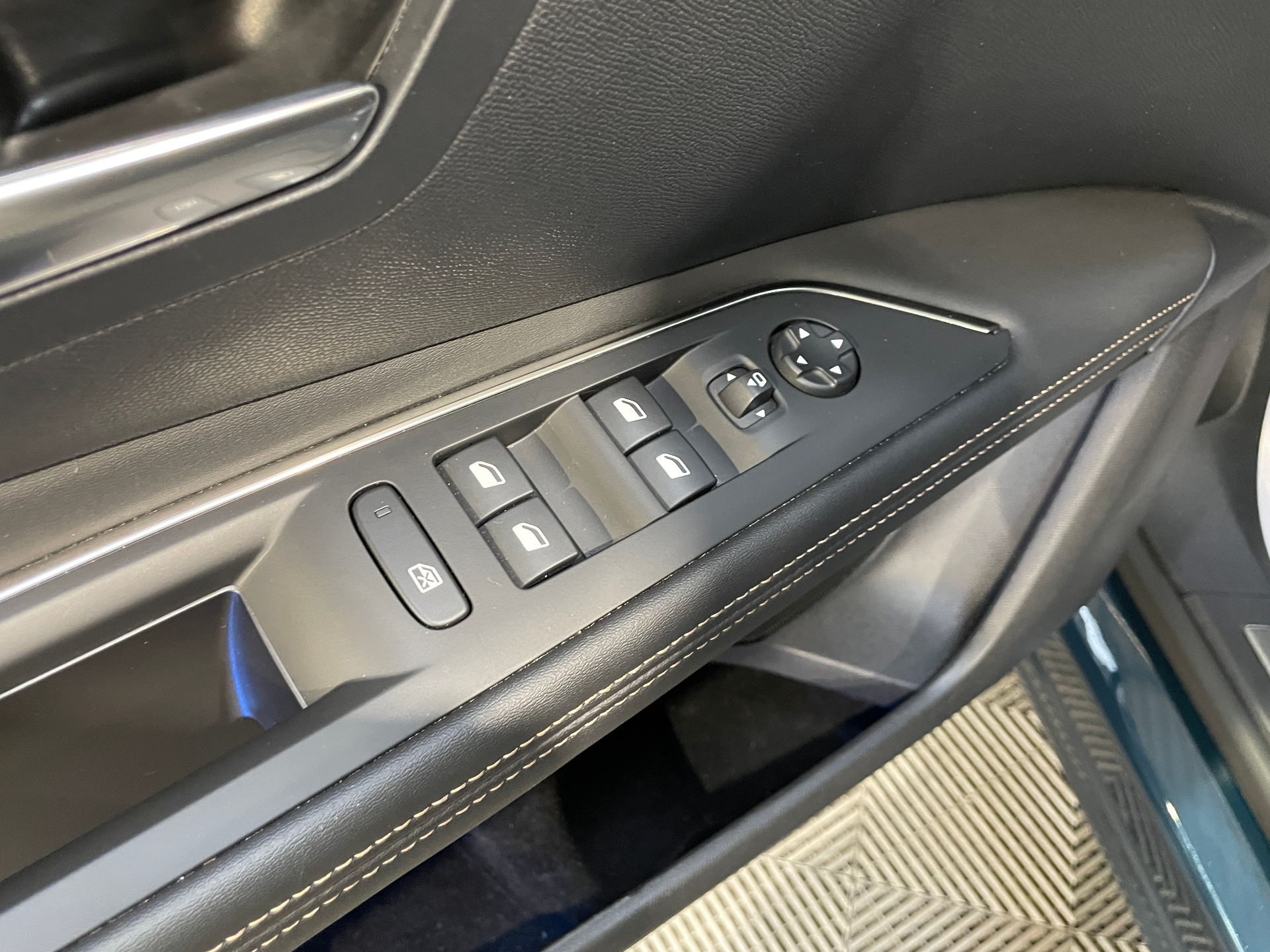PEUGEOT 3008 Hybrid 136 e-DCS6 GT