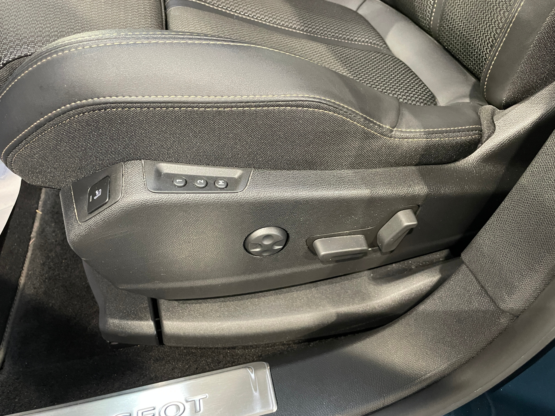 PEUGEOT 3008 Hybrid 136 e-DCS6 GT