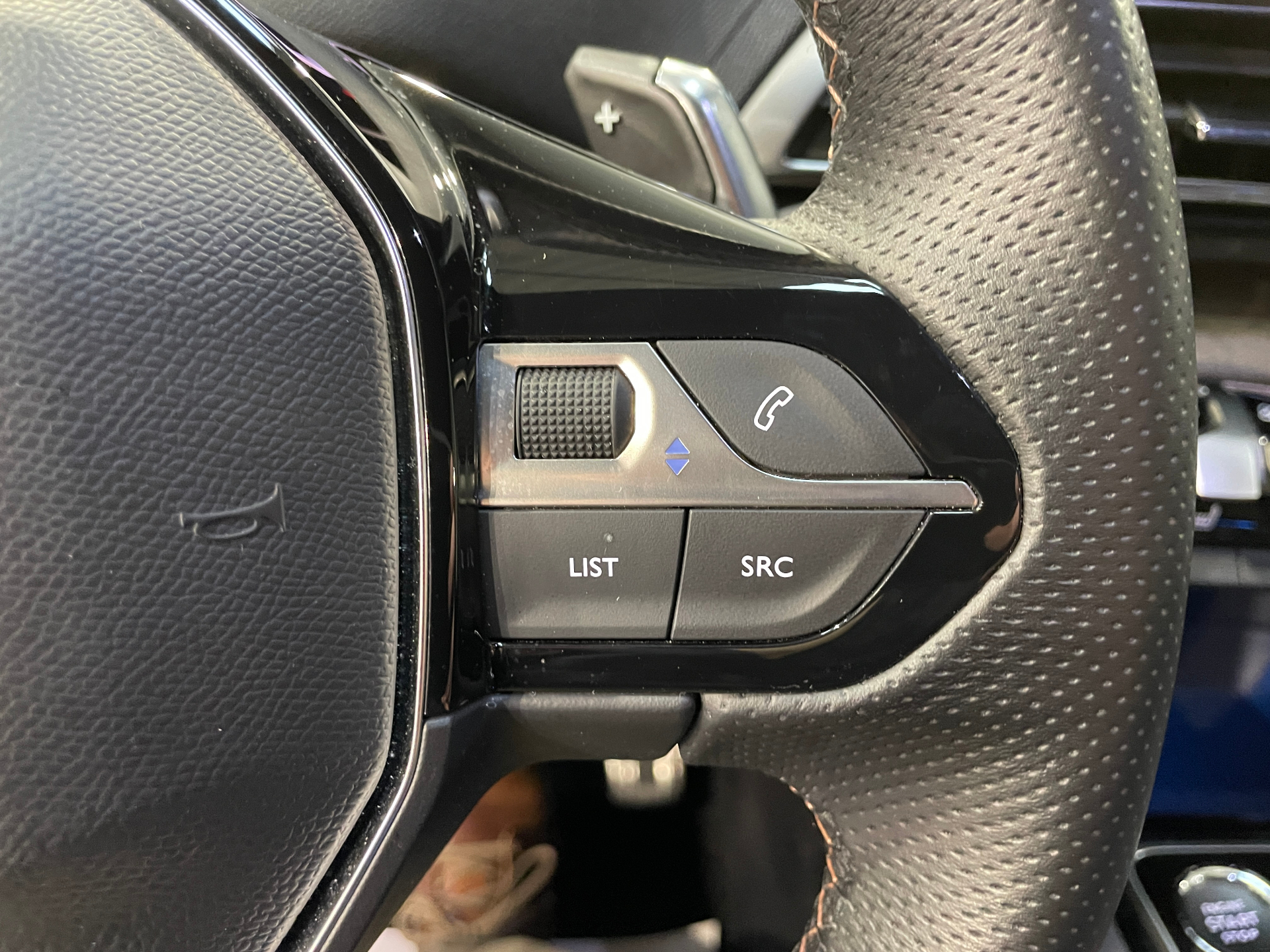 PEUGEOT 3008 Hybrid 136 e-DCS6 GT