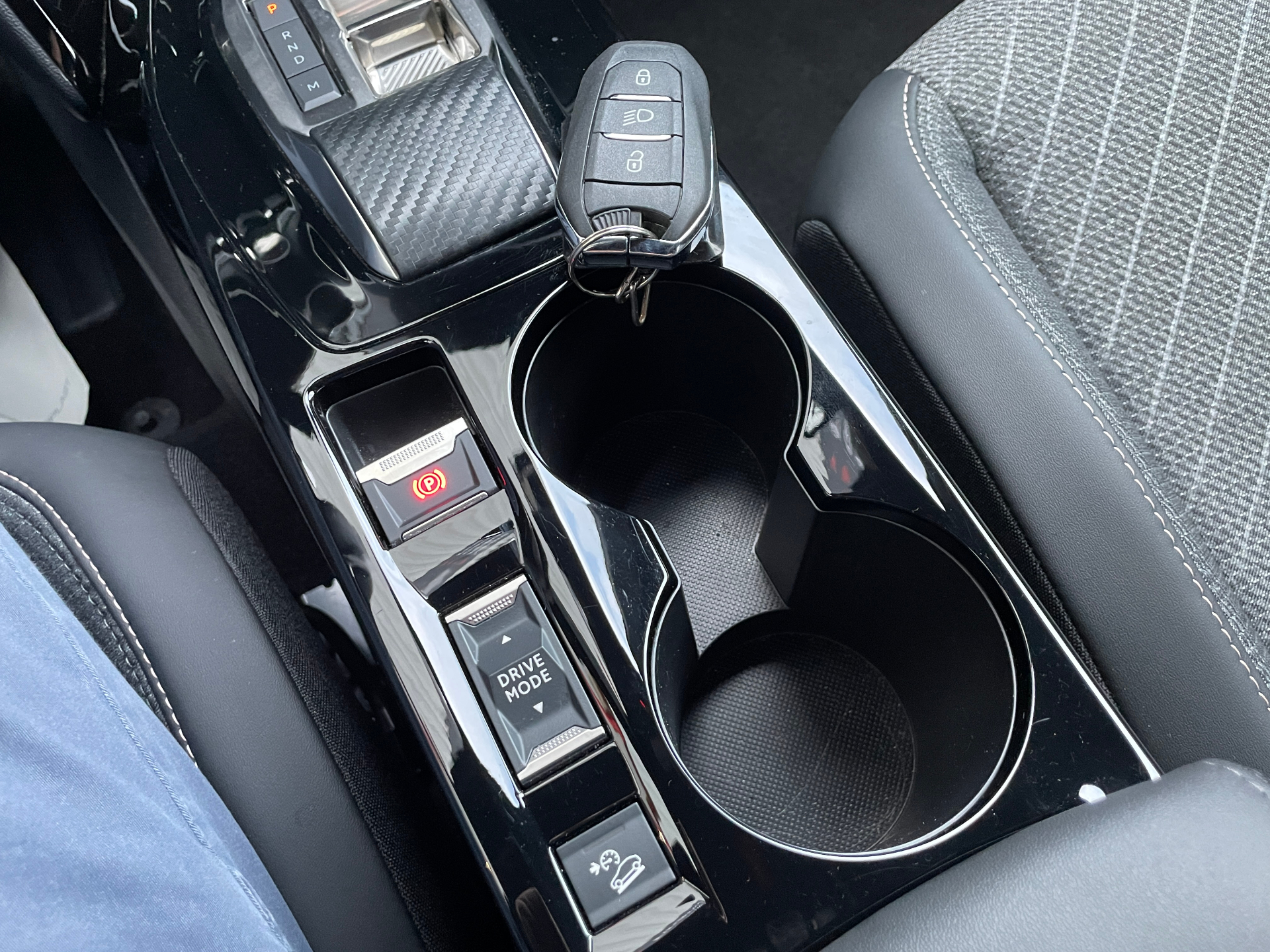 PEUGEOT 2008 Hybrid 136 e-DCS6 Allure - 5P