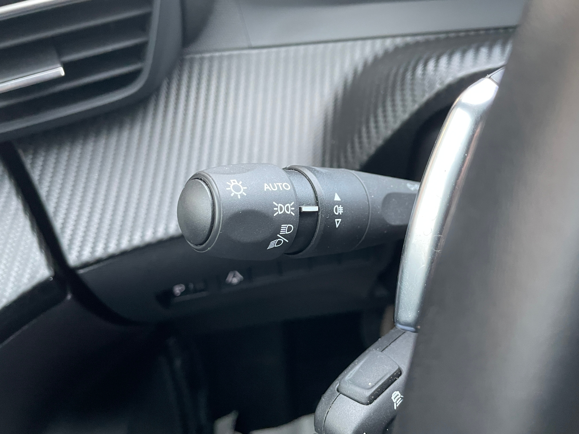 PEUGEOT 2008 Hybrid 136 e-DCS6 Allure - 5P