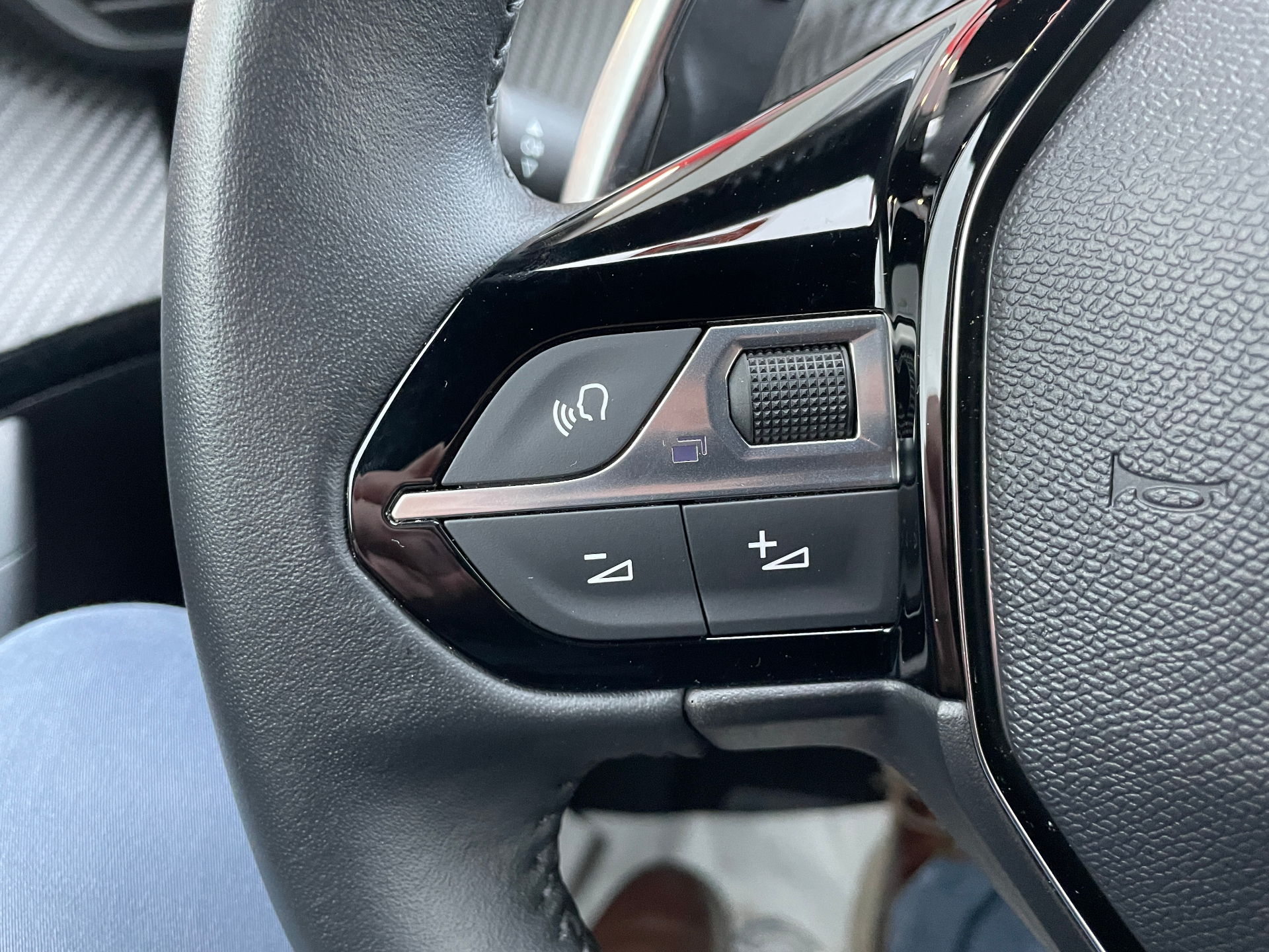 PEUGEOT 2008 Hybrid 136 e-DCS6 Allure - 5P