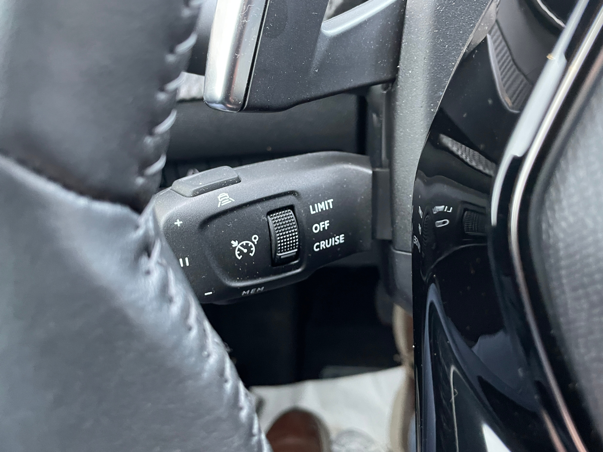 PEUGEOT 2008 Hybrid 136 e-DCS6 Allure - 5P