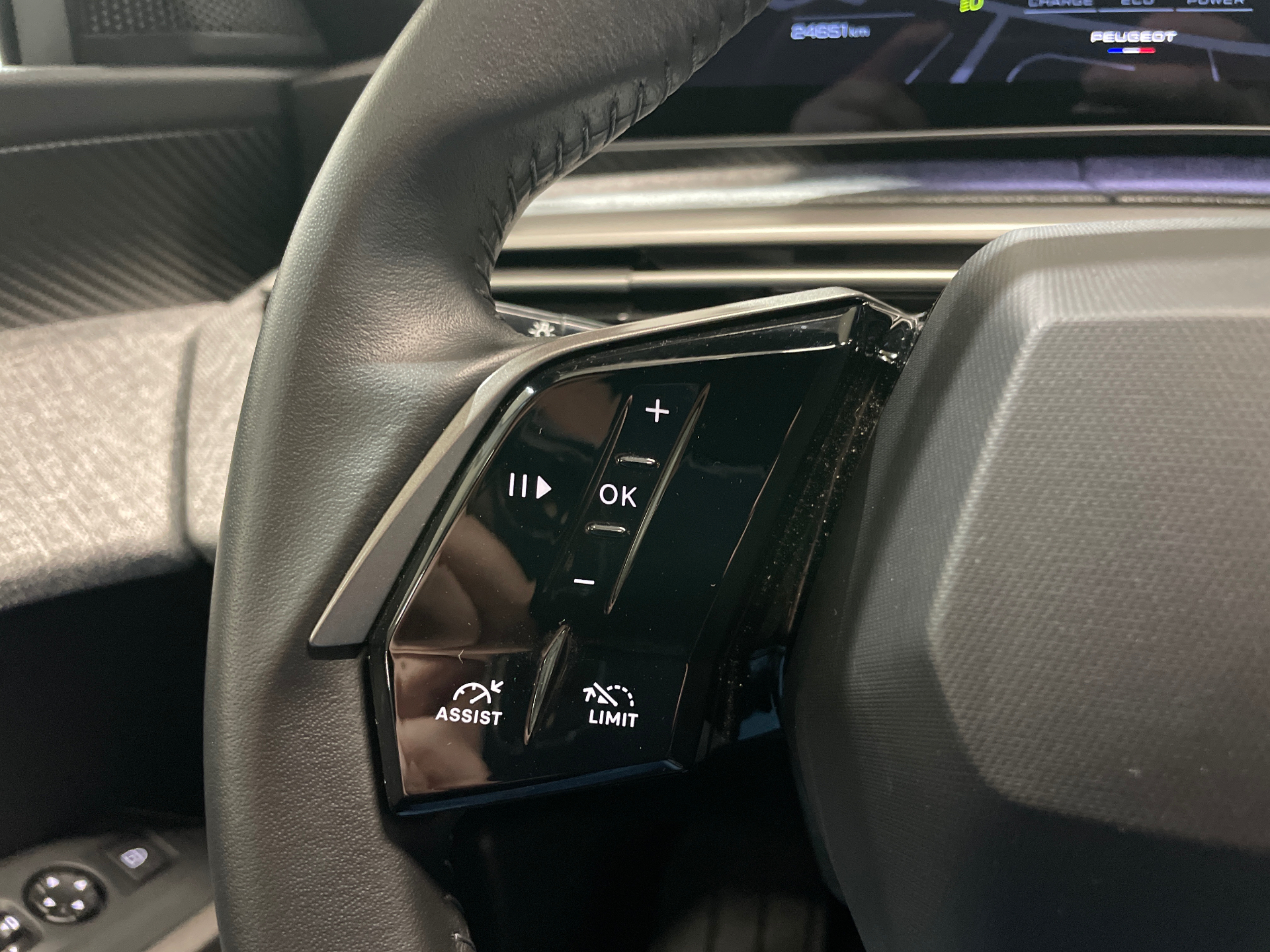 PEUGEOT 3008 ALLURE HYBRID 136 E-DCS6