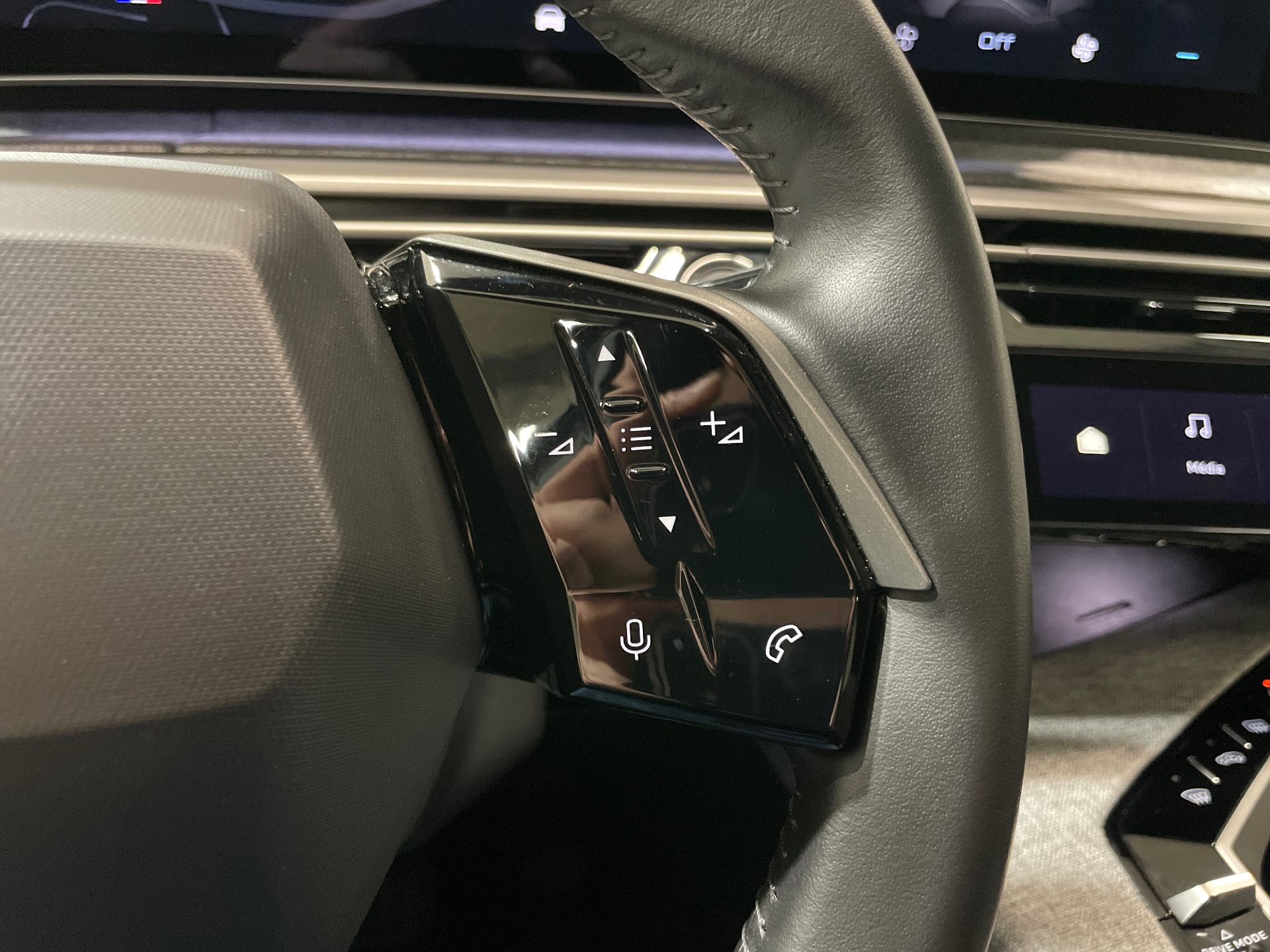 PEUGEOT 3008 ALLURE HYBRID 136 E-DCS6