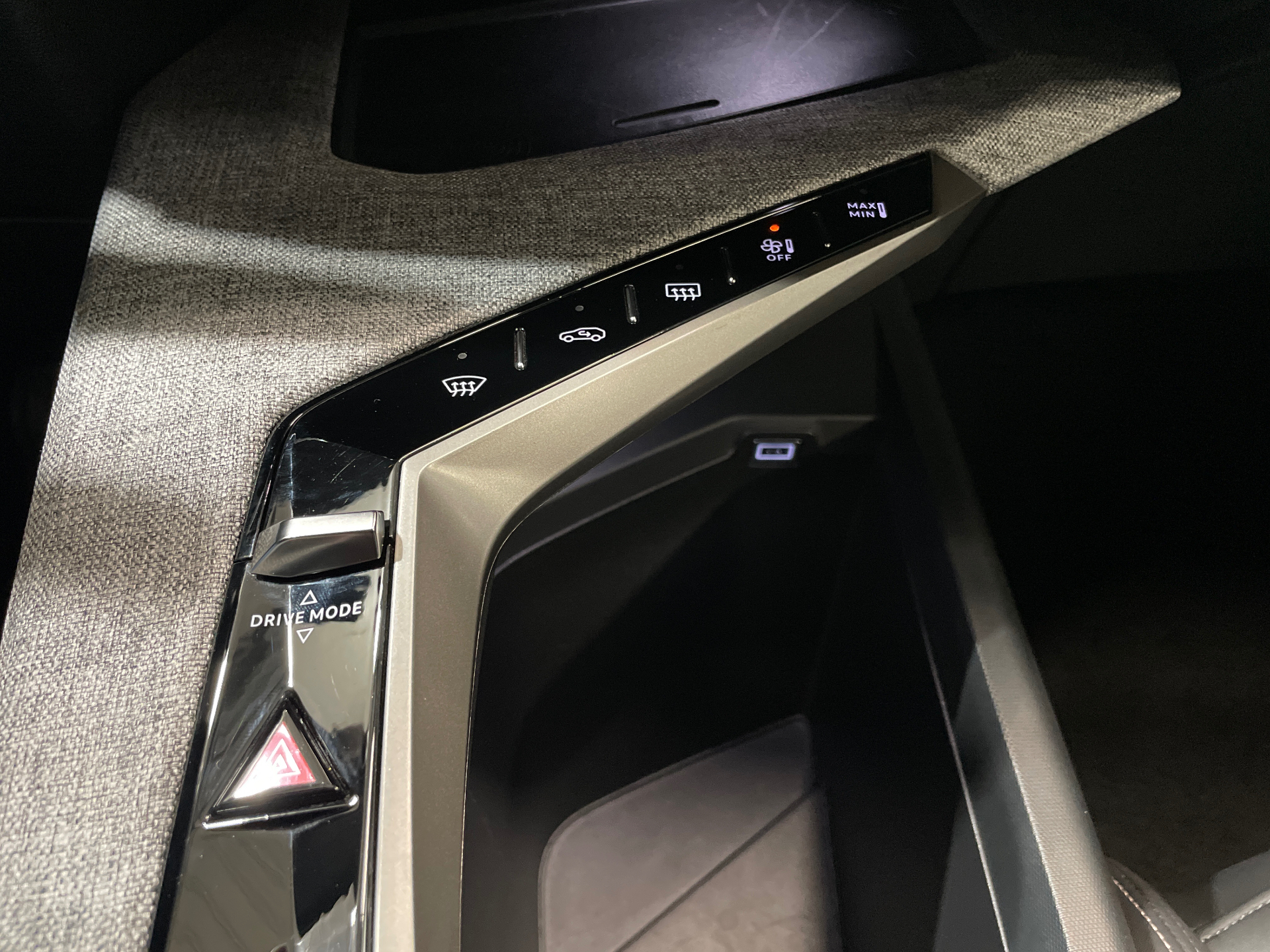 PEUGEOT 3008 ALLURE HYBRID 136 E-DCS6