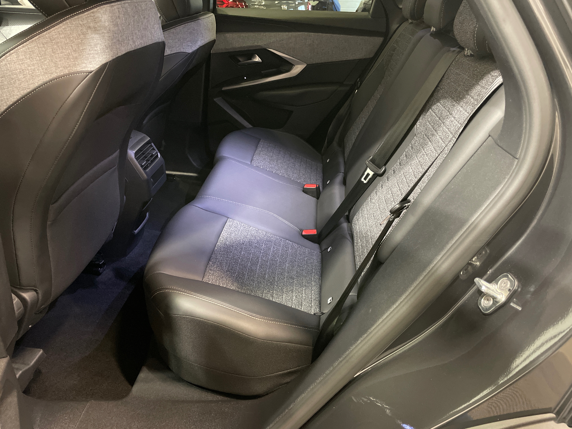 PEUGEOT 3008 ALLURE HYBRID 136 E-DCS6