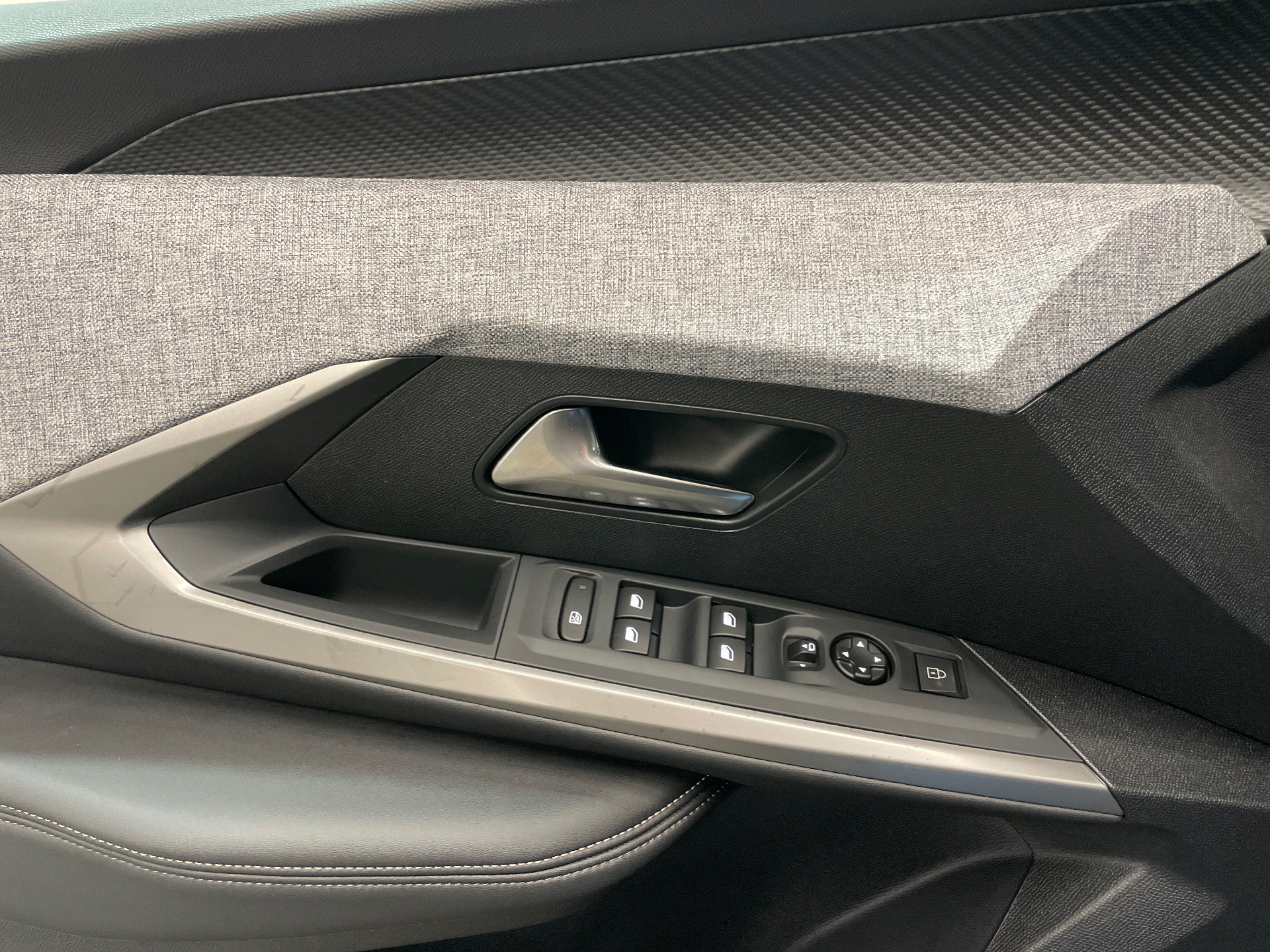 PEUGEOT 3008 ALLURE HYBRID 136 E-DCS6