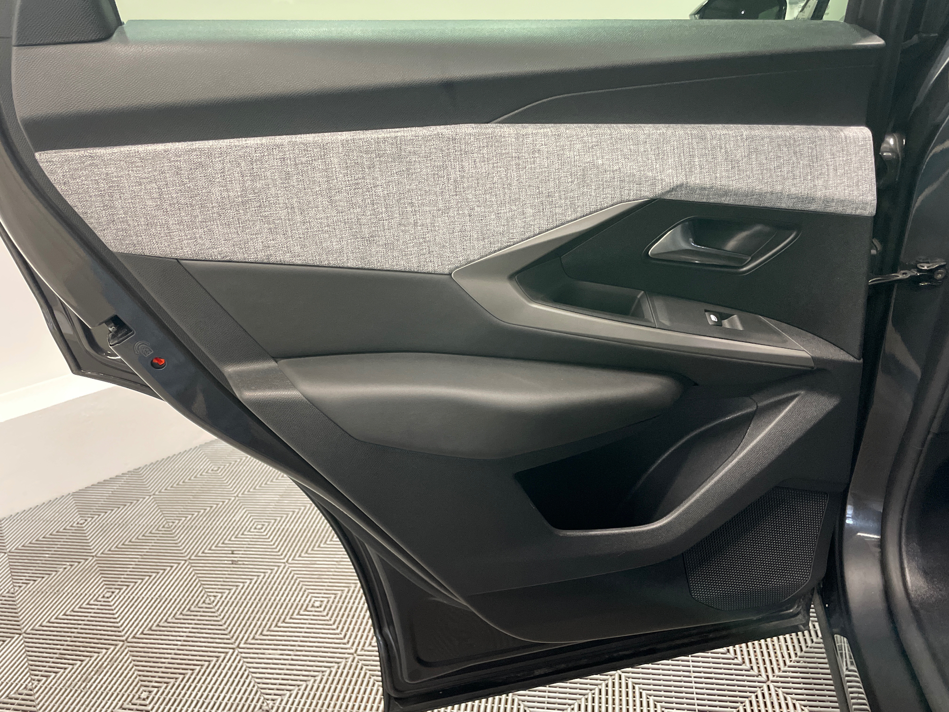 PEUGEOT 3008 ALLURE HYBRID 136 E-DCS6