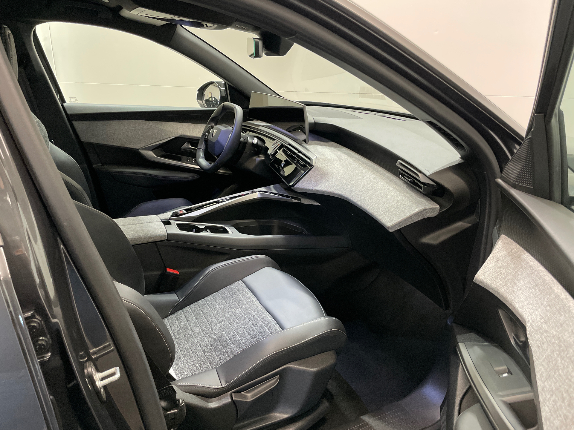 PEUGEOT 3008 ALLURE HYBRID 136 E-DCS6