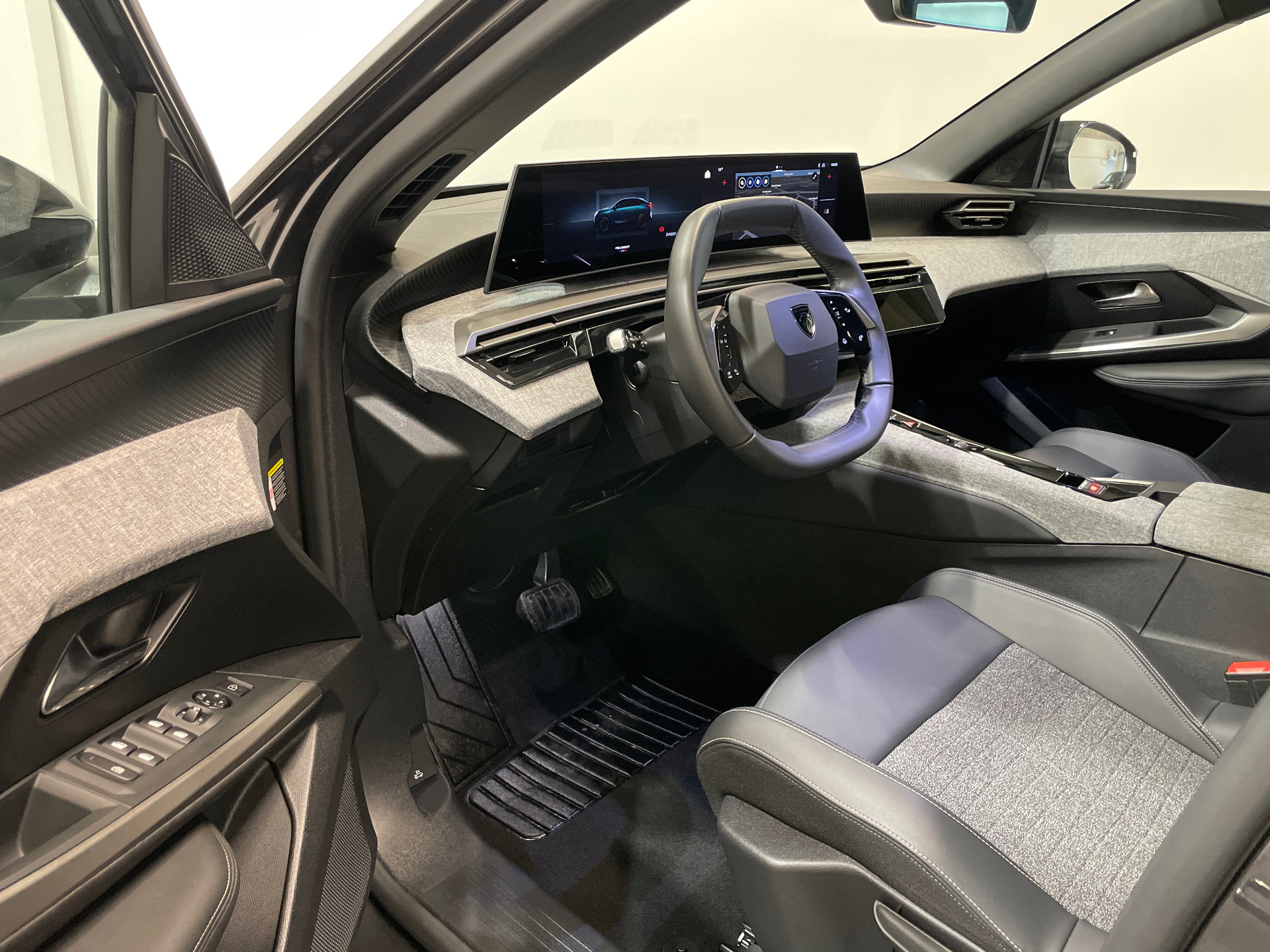 PEUGEOT 3008 ALLURE HYBRID 136 E-DCS6