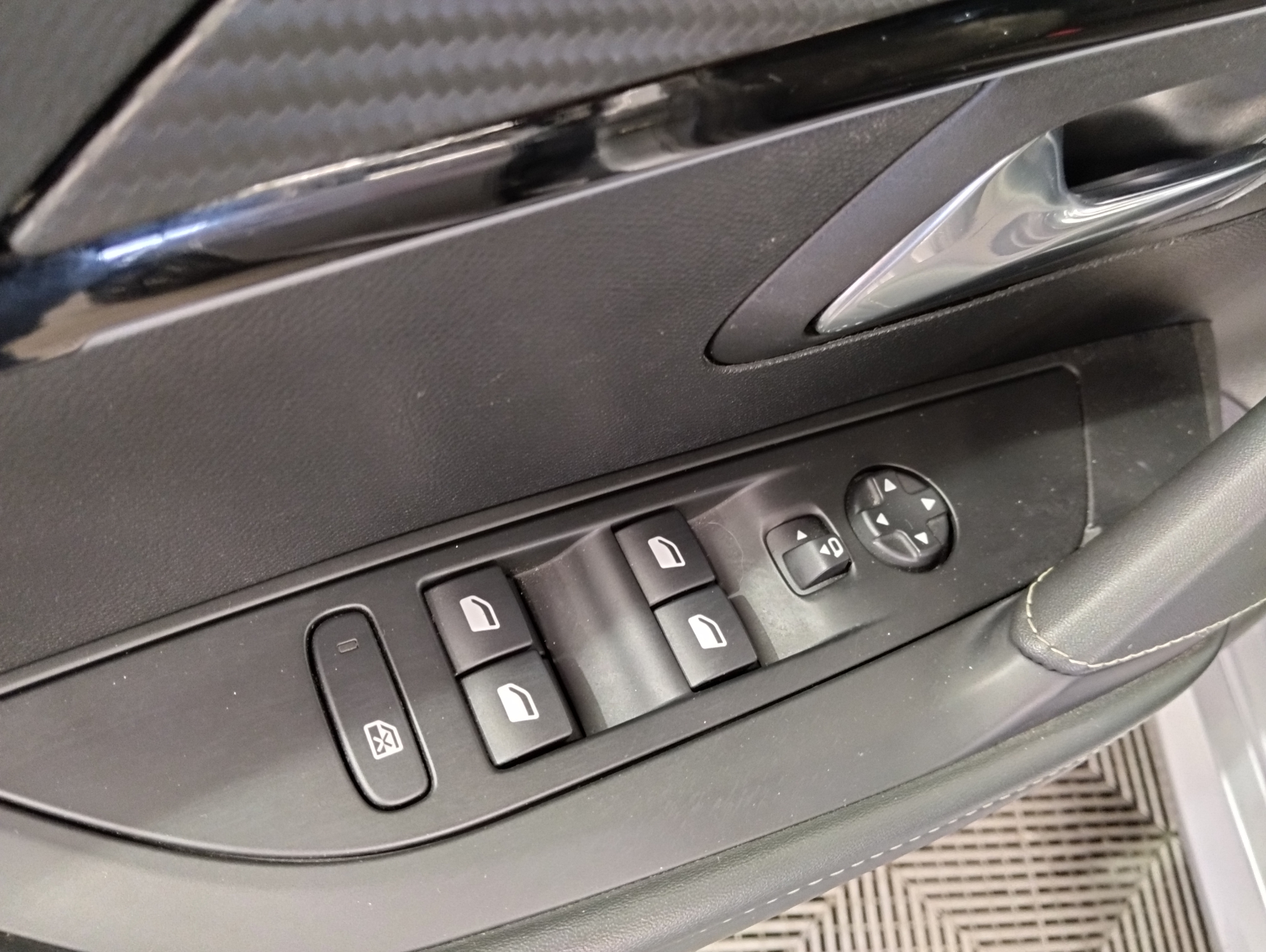 PEUGEOT 208 GT PURETECH 100 S&S BVM6