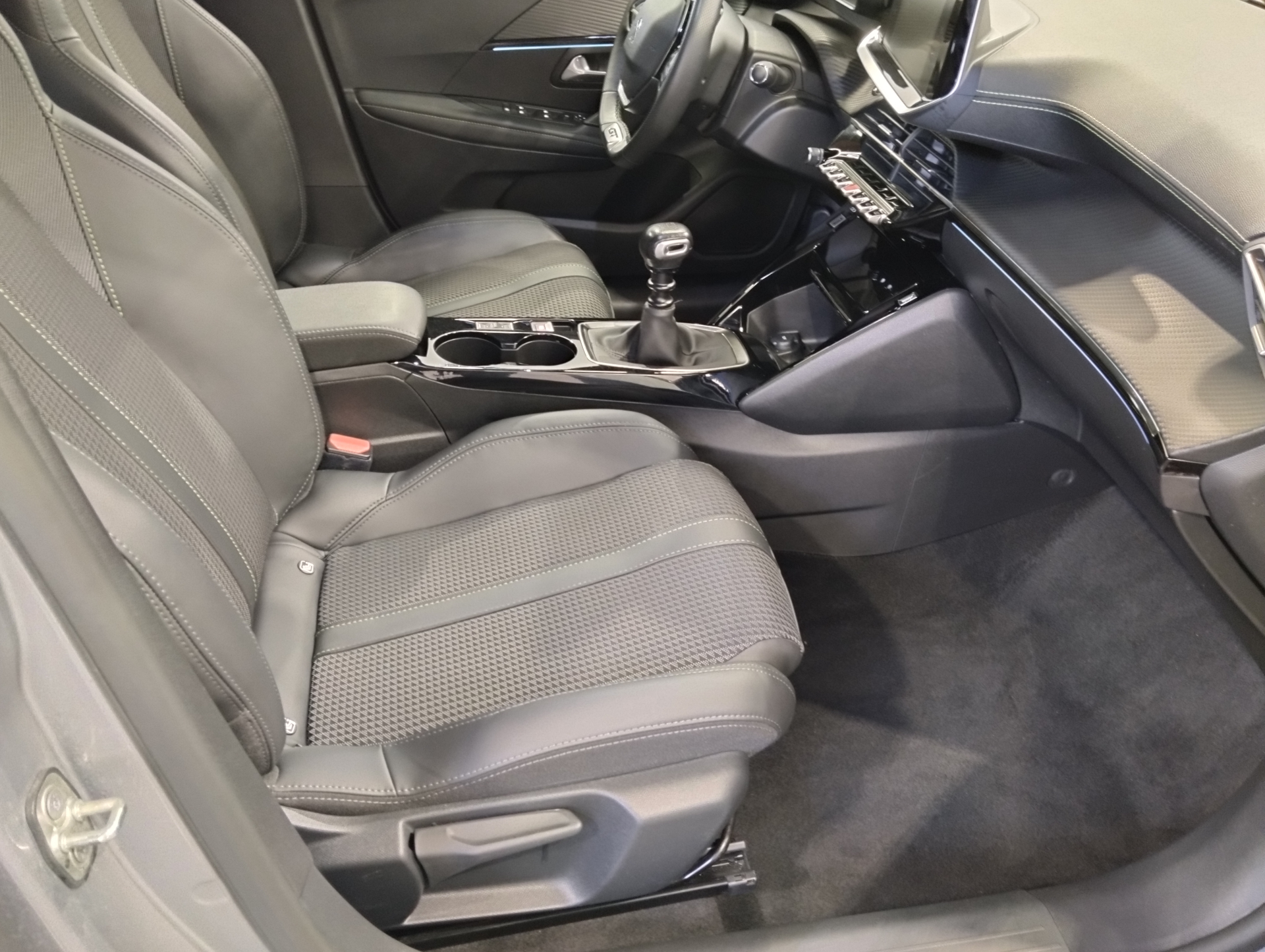 PEUGEOT 208 GT PURETECH 100 S&S BVM6