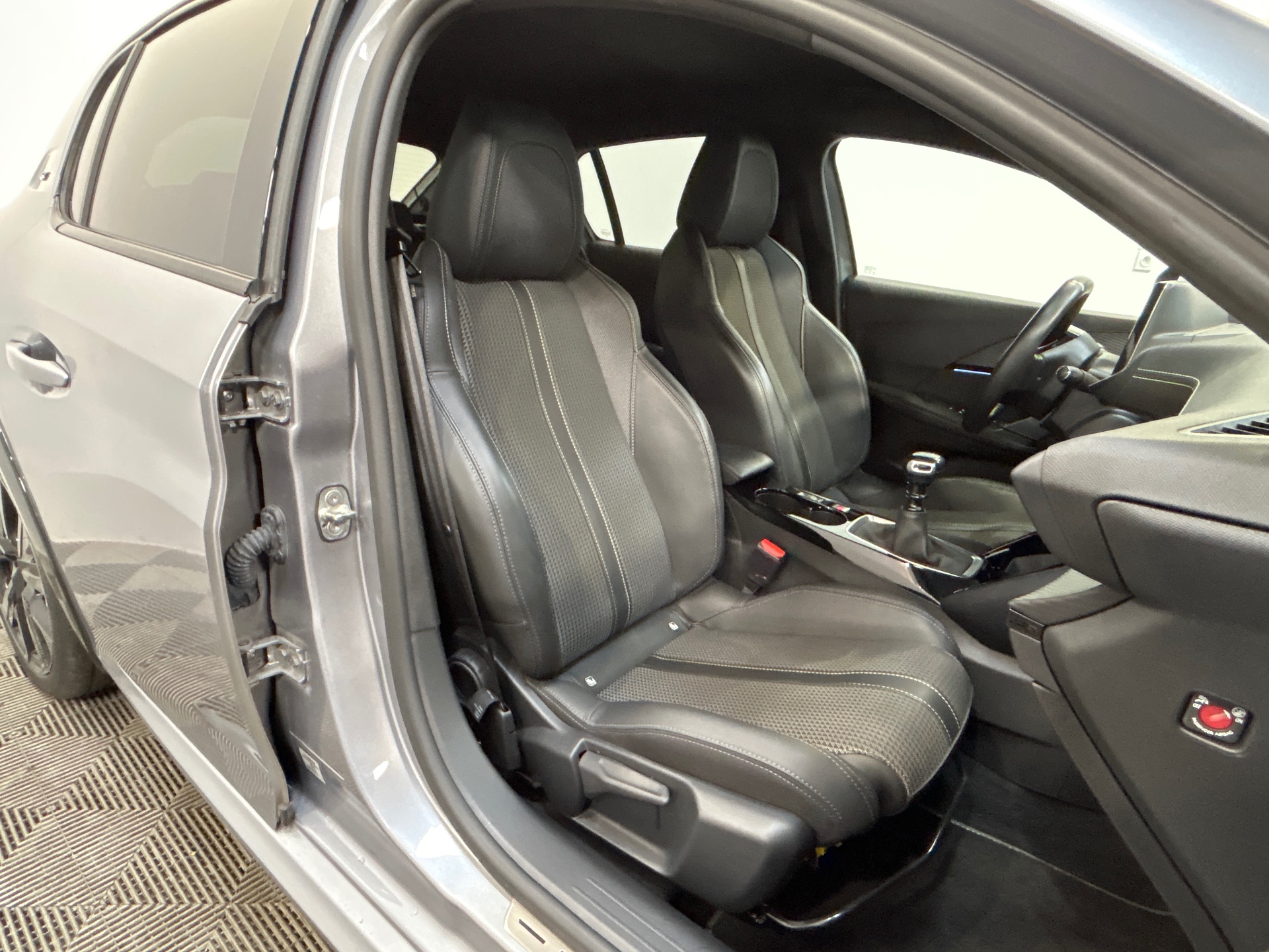 PEUGEOT 208 PureTech 100 S&S BVM6 GT