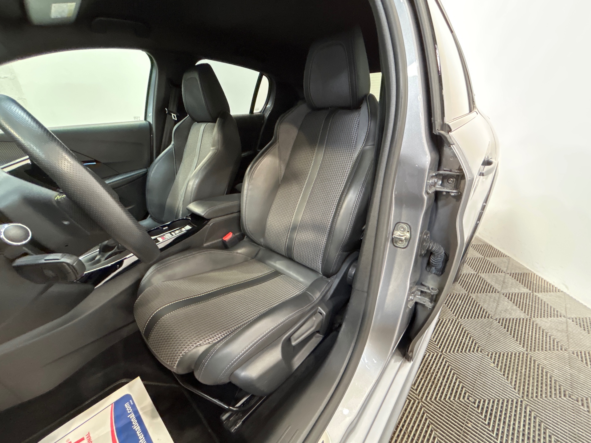PEUGEOT 208 PureTech 100 S&S BVM6 GT