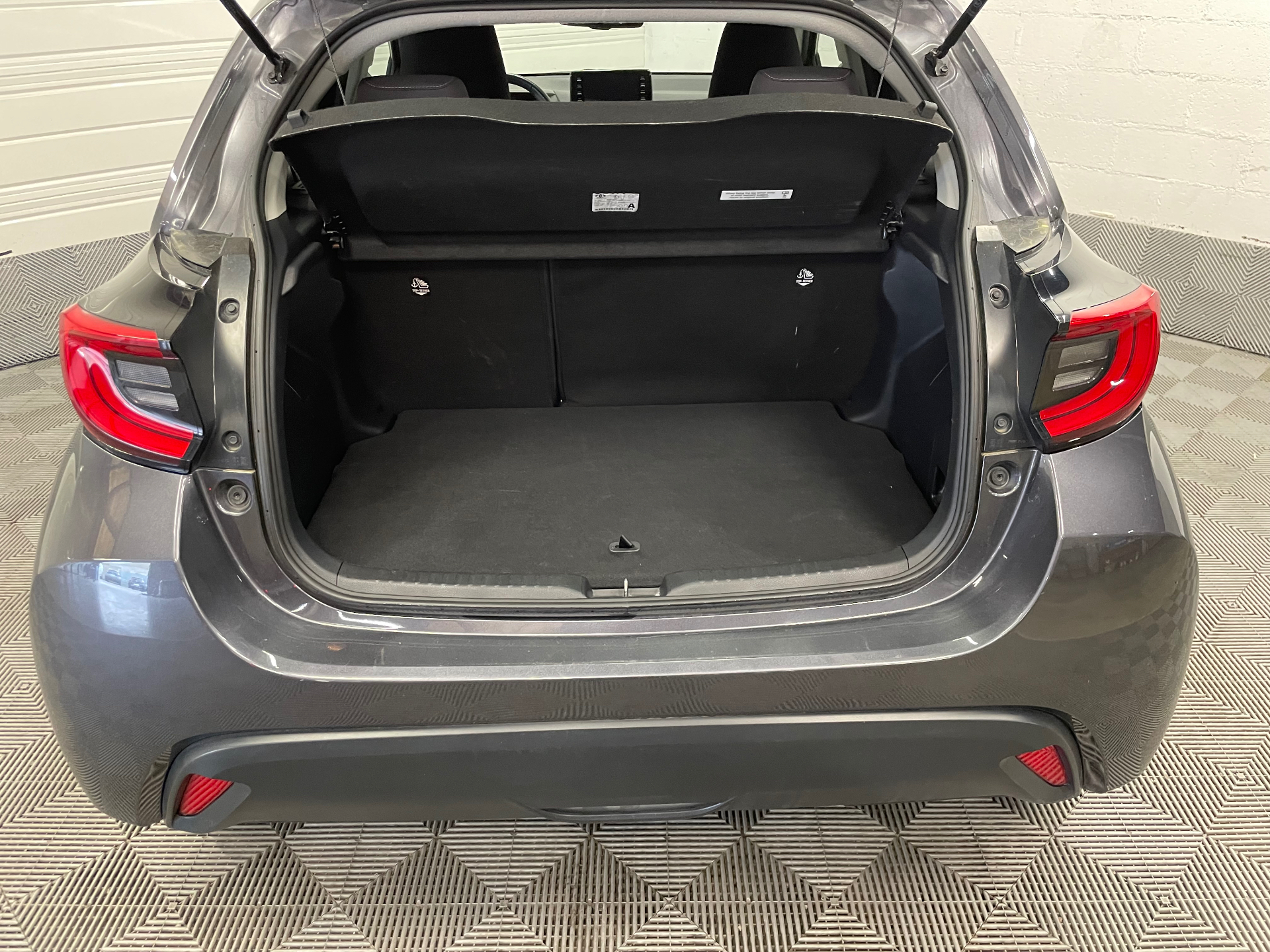 TOYOTA YARIS 116H Design - 5P