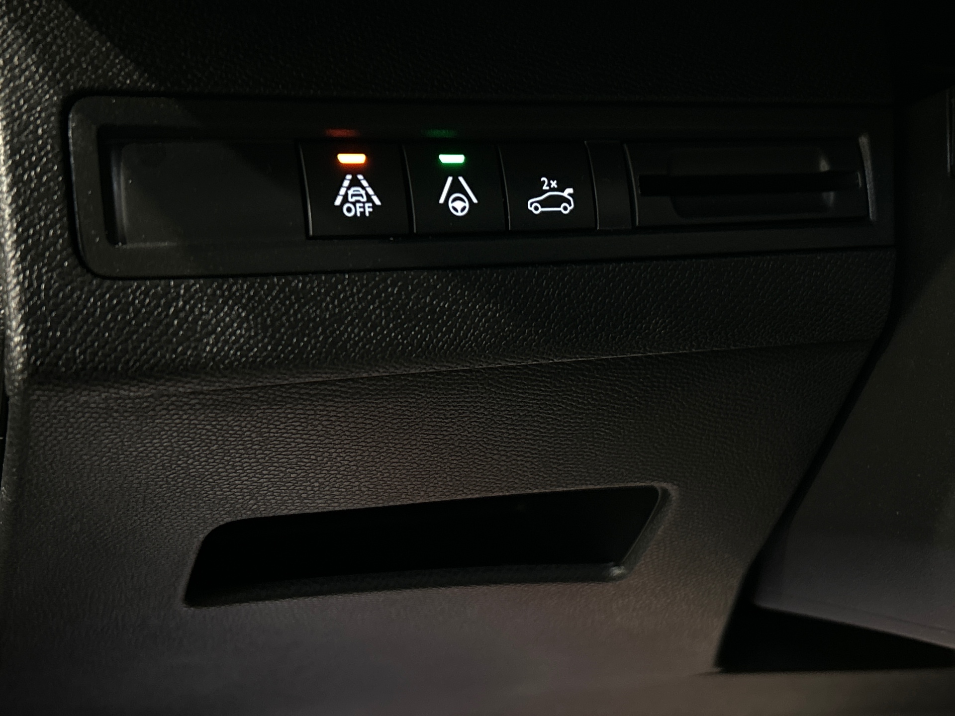 PEUGEOT 5008 Hybrid 136 e-DCS6 GT