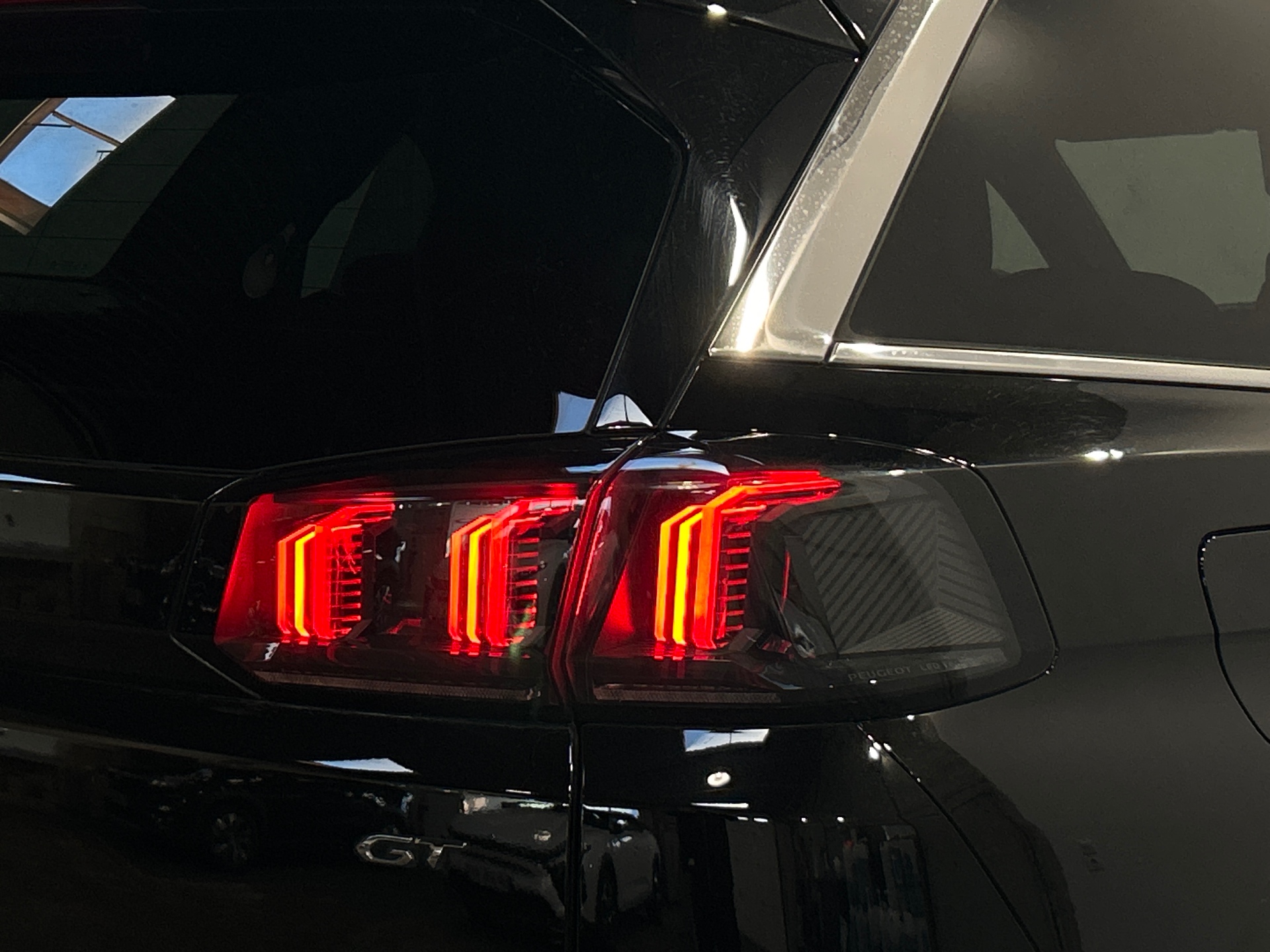 PEUGEOT 5008 Hybrid 136 e-DCS6 GT