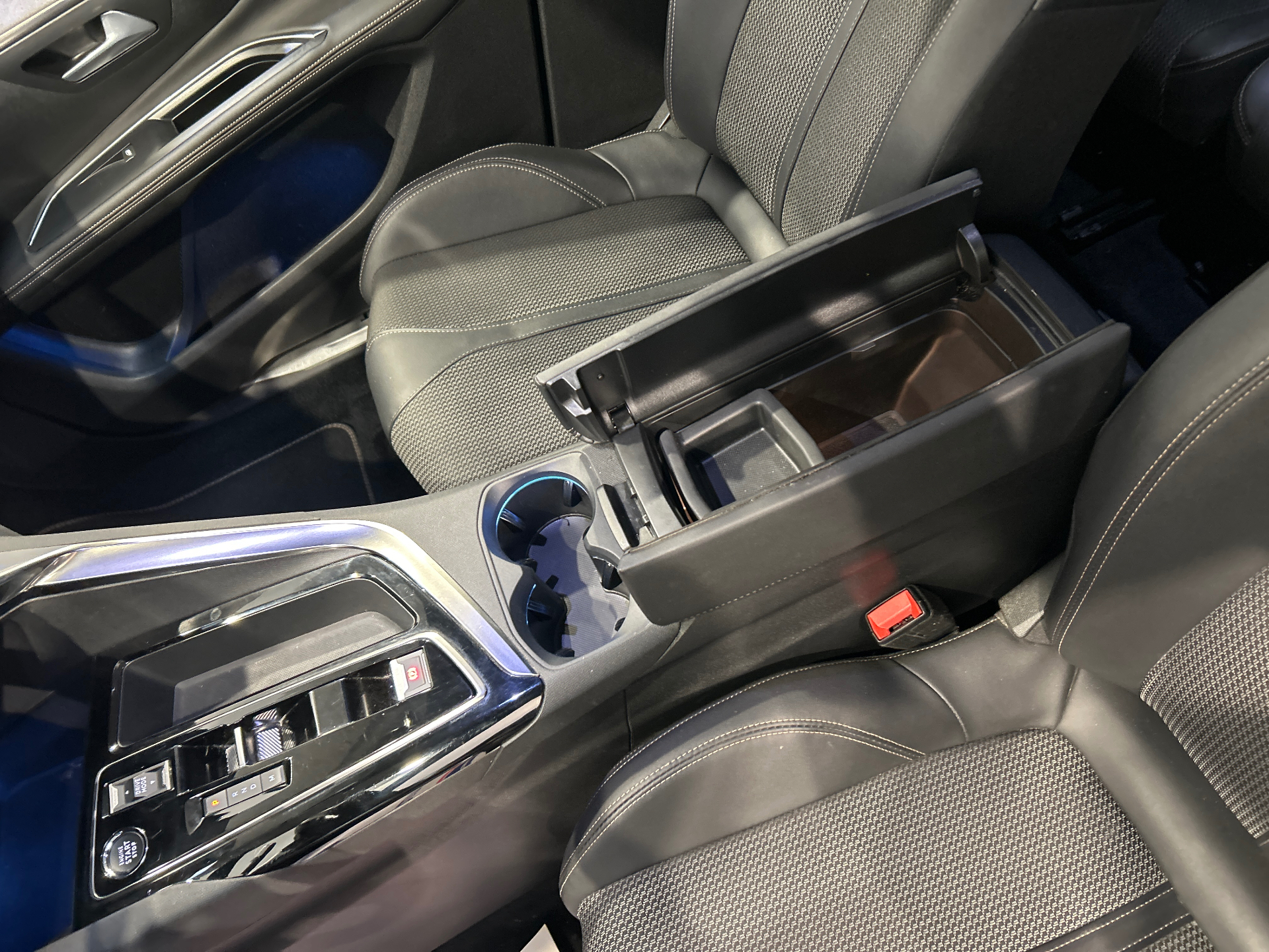 PEUGEOT 5008 Hybrid 136 e-DCS6 GT