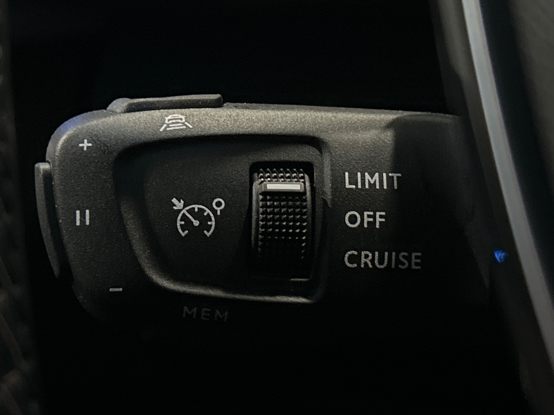 PEUGEOT 5008 Hybrid 136 e-DCS6 GT