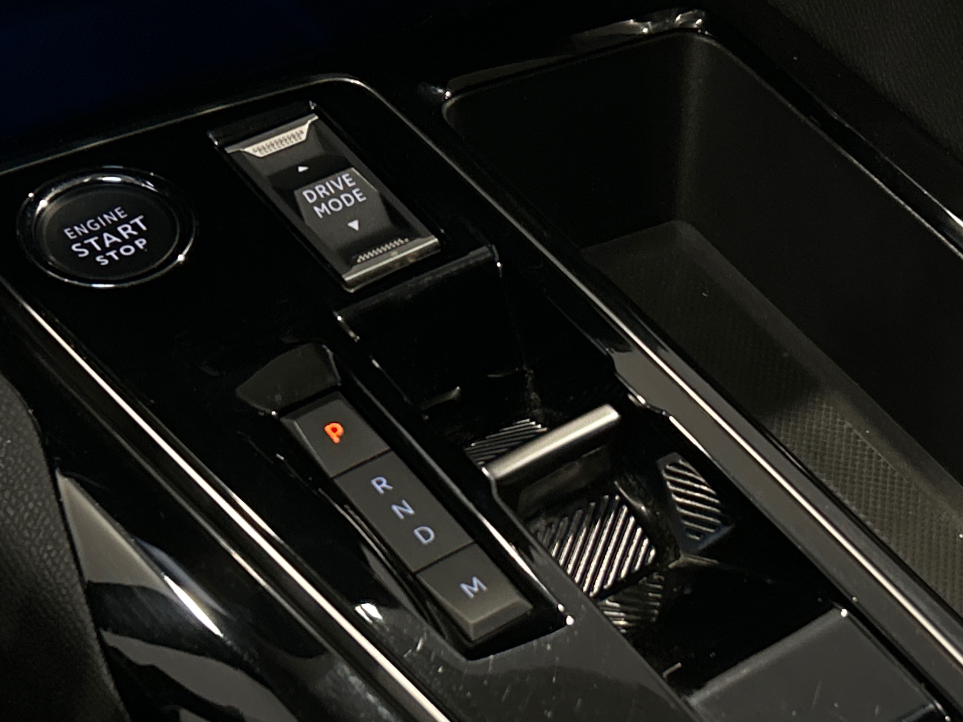 PEUGEOT 5008 Hybrid 136 e-DCS6 GT