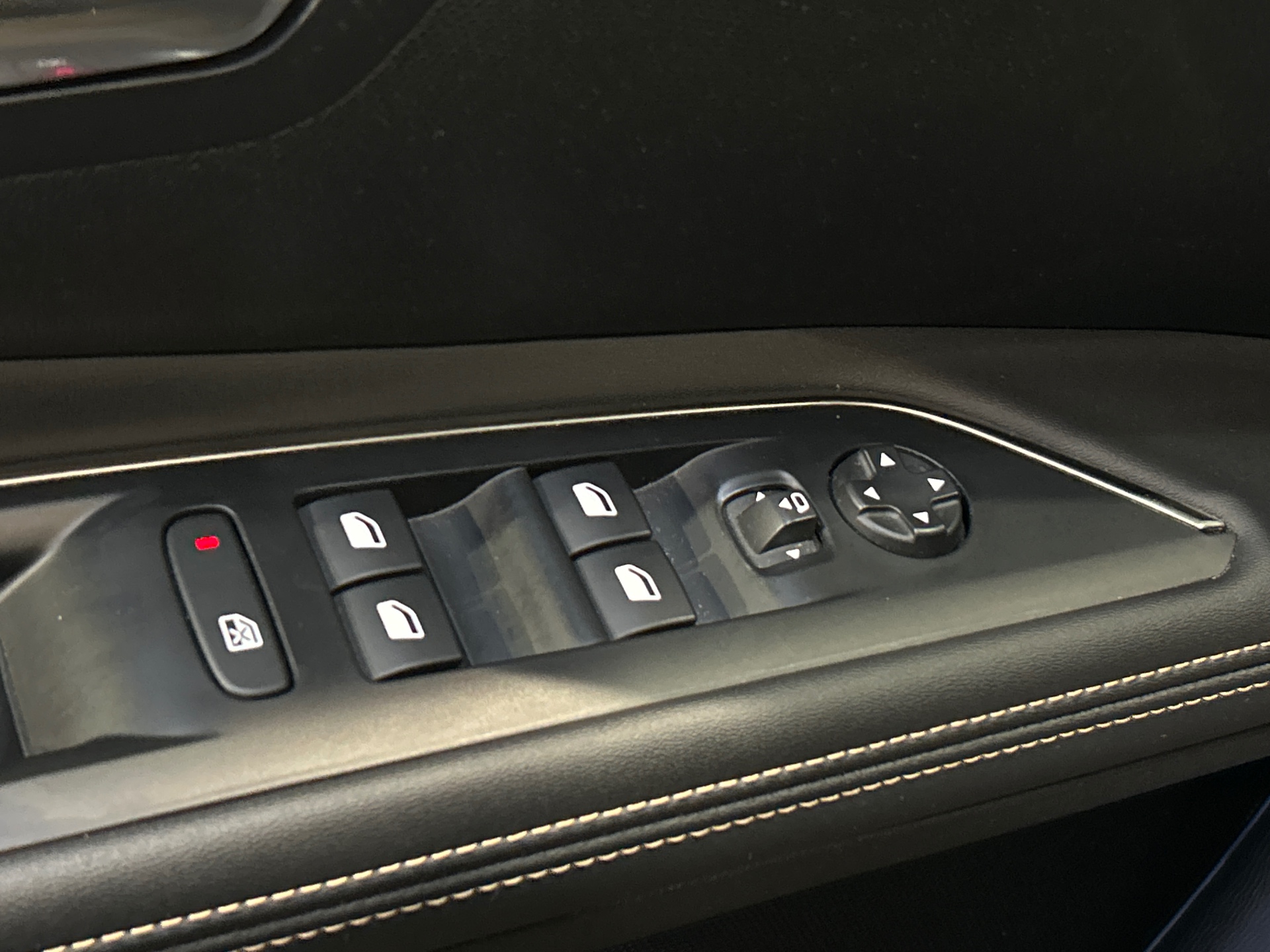 PEUGEOT 5008 Hybrid 136 e-DCS6 GT