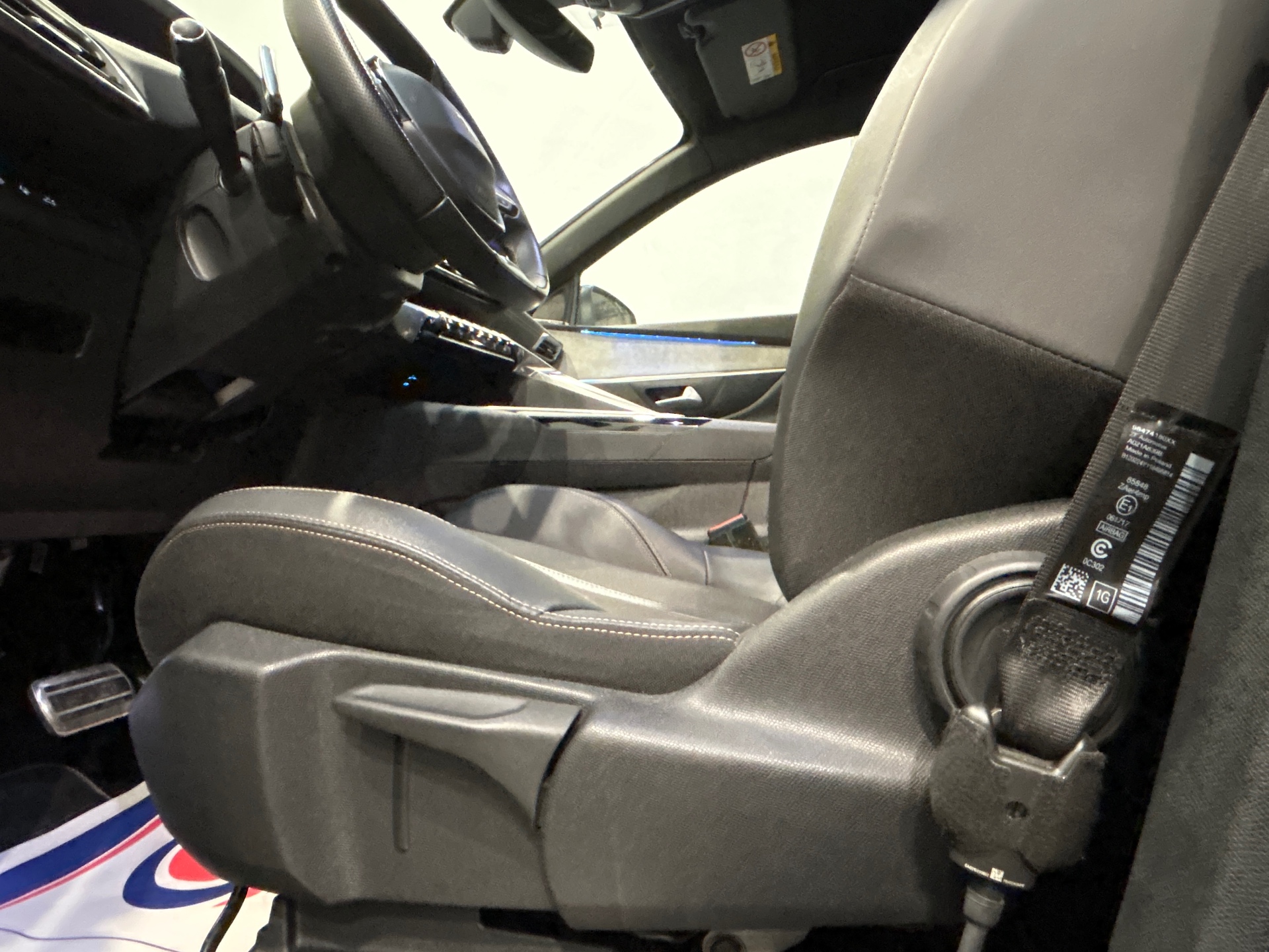 PEUGEOT 5008 Hybrid 136 e-DCS6 GT