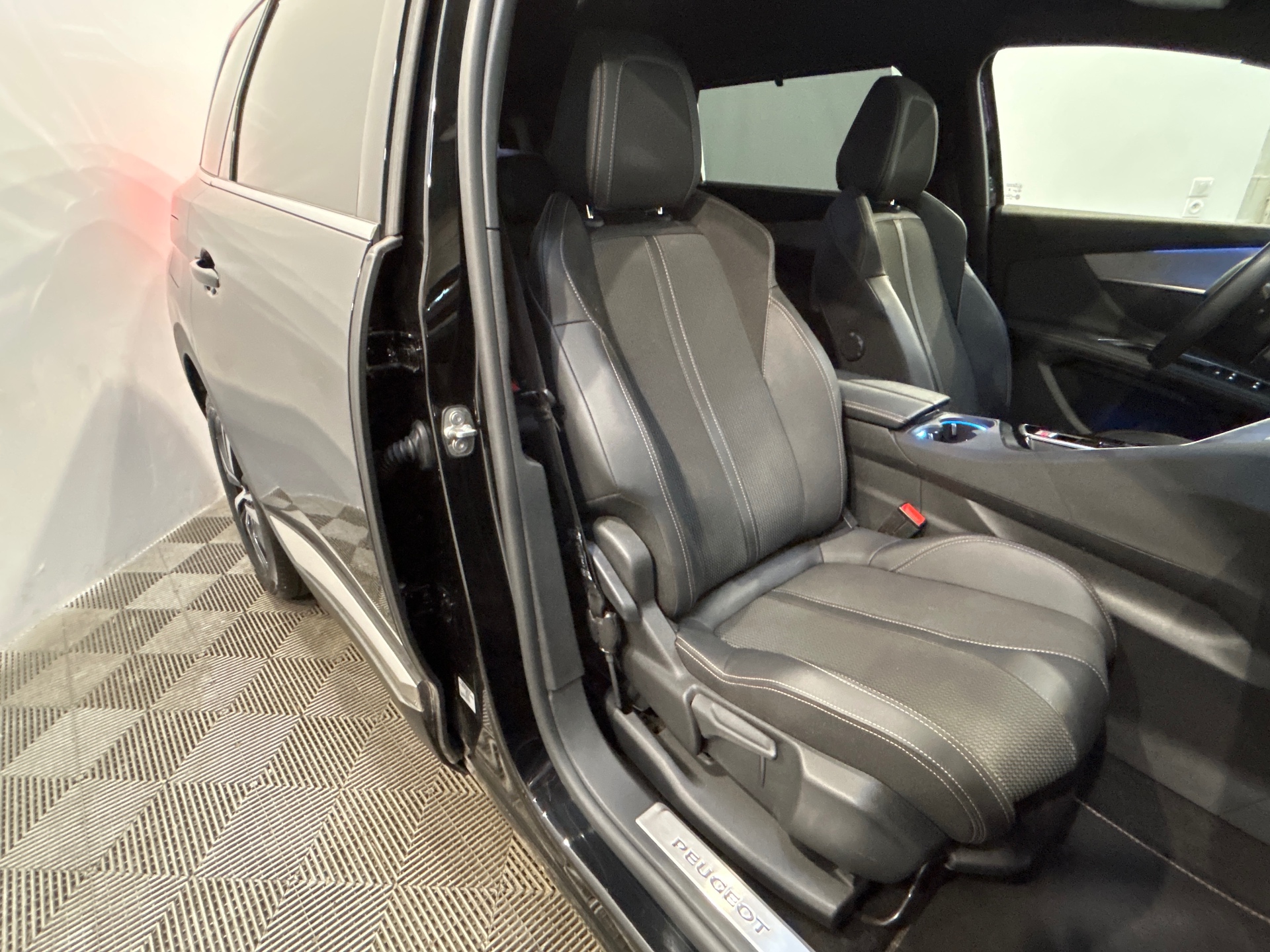 PEUGEOT 5008 Hybrid 136 e-DCS6 GT