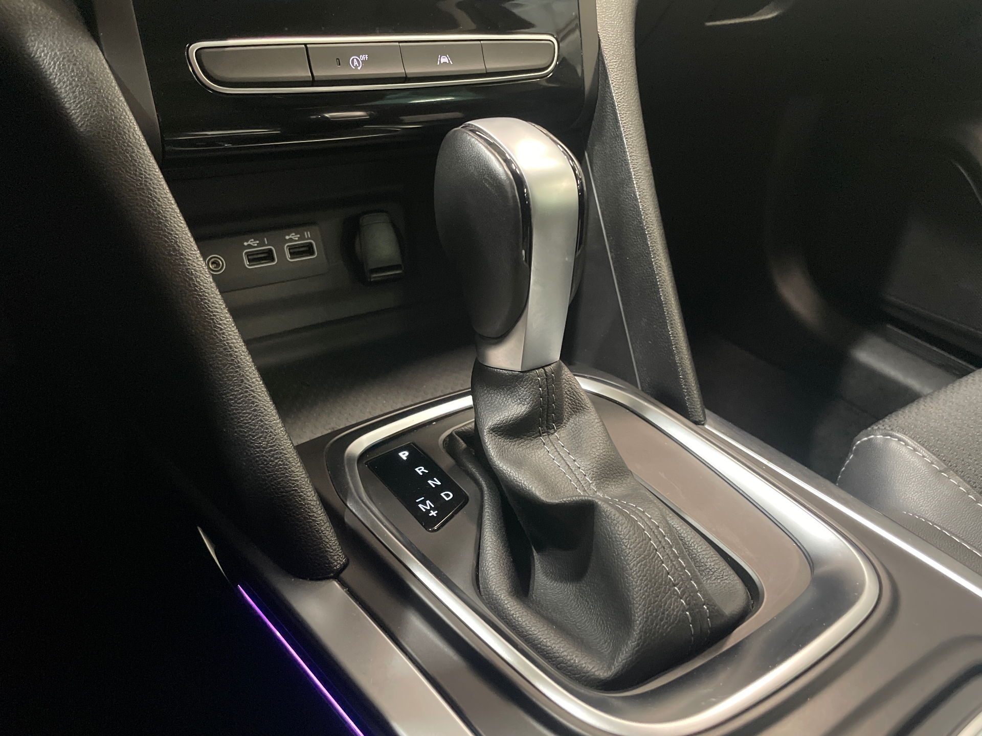 RENAULT MEGANE IV ESTATE techno TCe 140 EDC -23