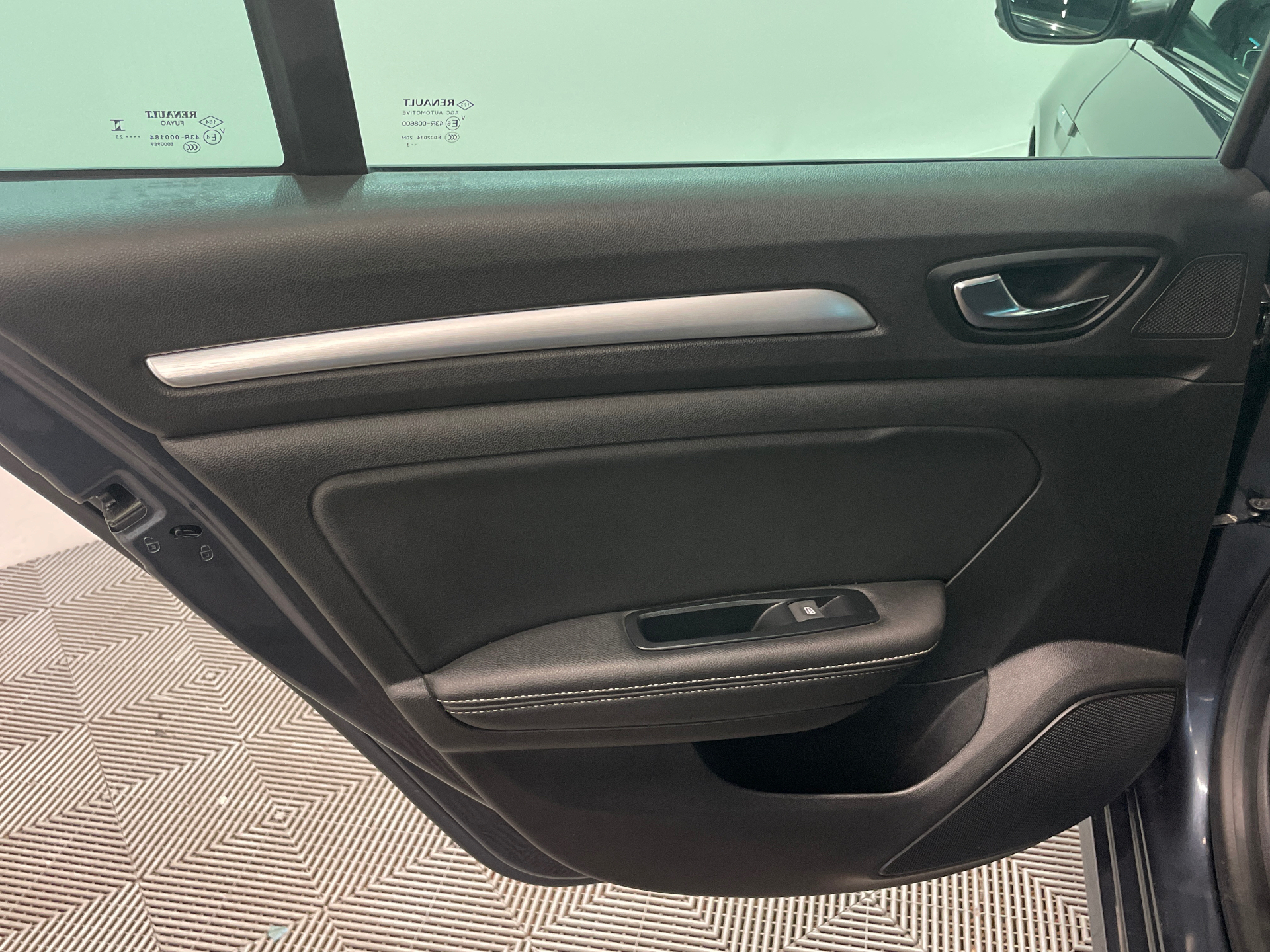 RENAULT MEGANE IV ESTATE techno TCe 140 EDC -23