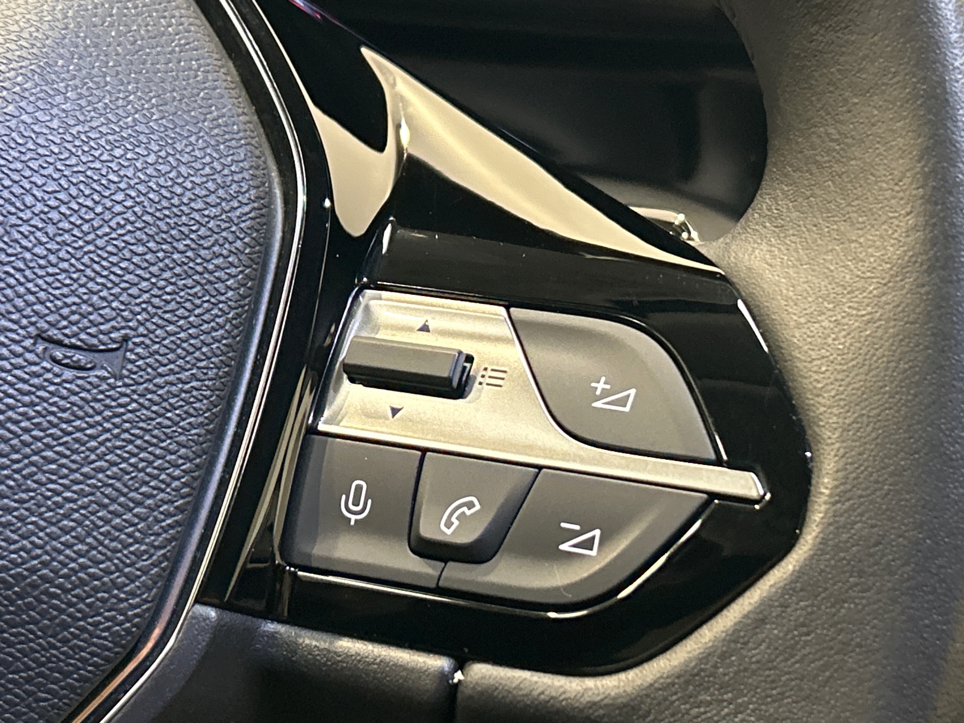 PEUGEOT 408 Hybrid 136 e-DCS6 Allure