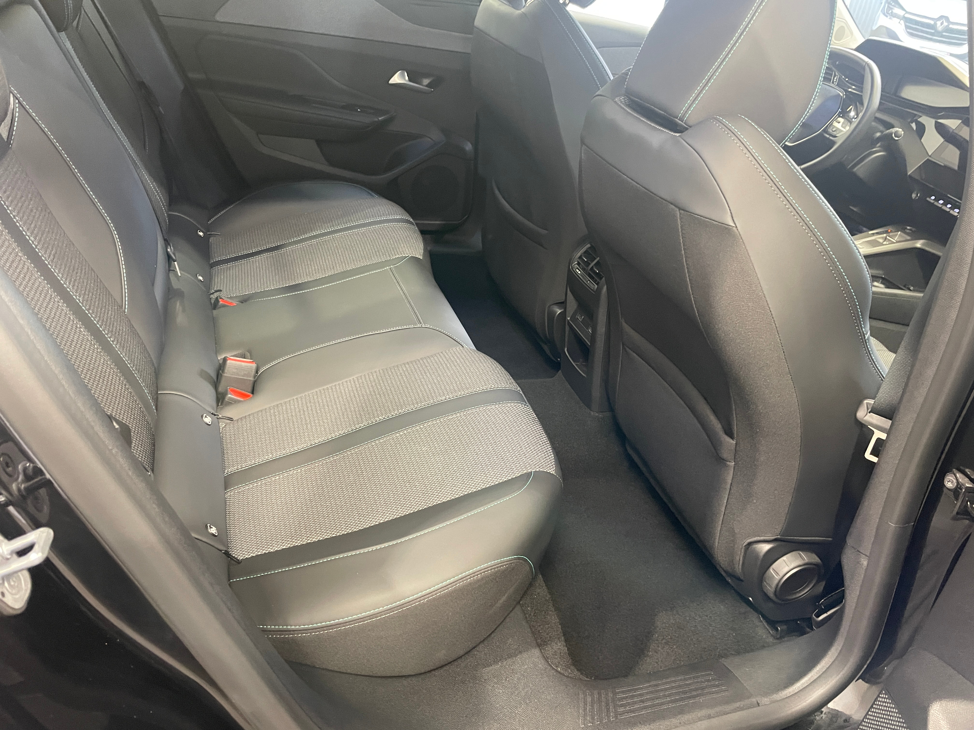 PEUGEOT 408 ALLURE HYBRID 136 E-DCS6