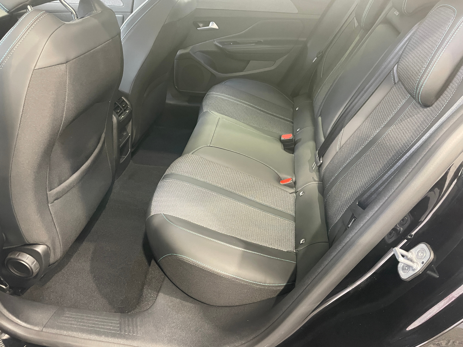 PEUGEOT 408 ALLURE HYBRID 136 E-DCS6