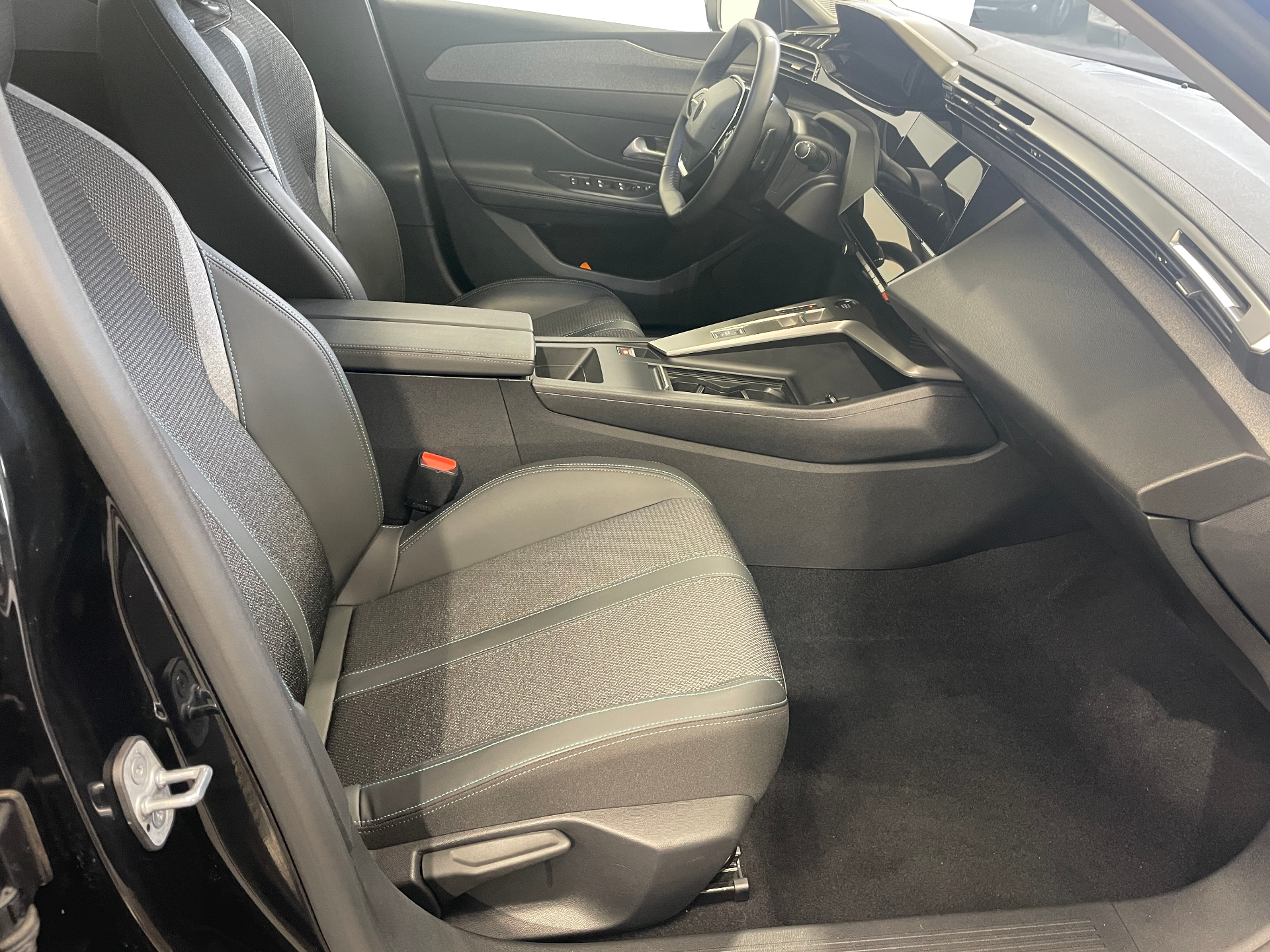 PEUGEOT 408 ALLURE HYBRID 136 E-DCS6