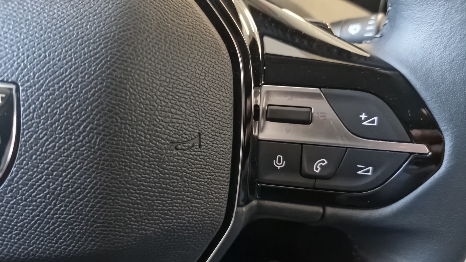 PEUGEOT 308 ALLURE HYBRID 136 E-DCS6