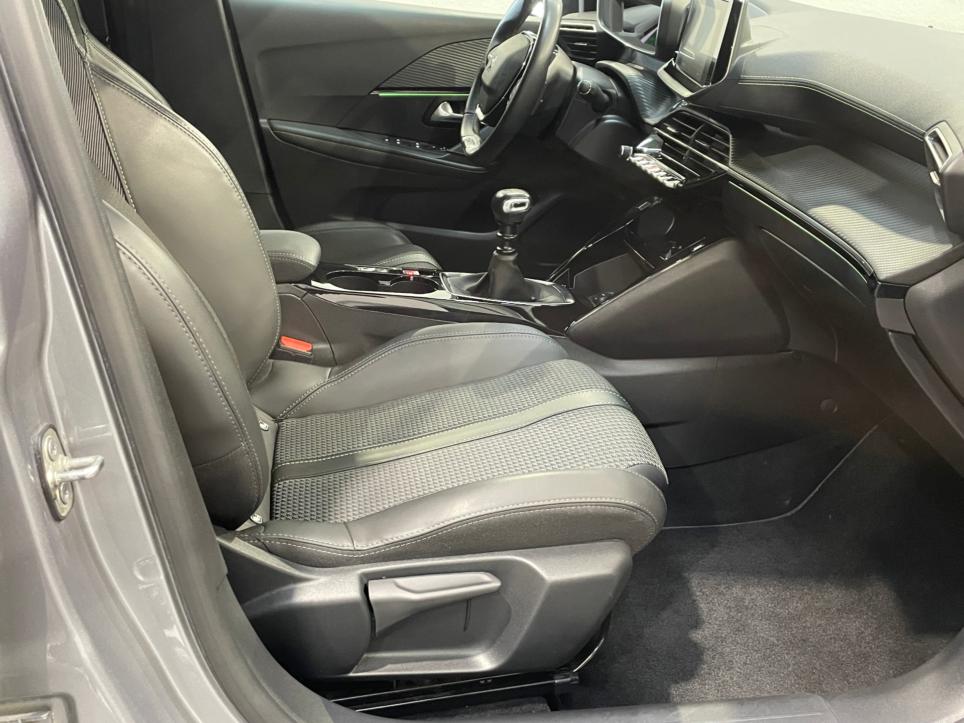 PEUGEOT 208 PureTech 100 S&S BVM6 GT
