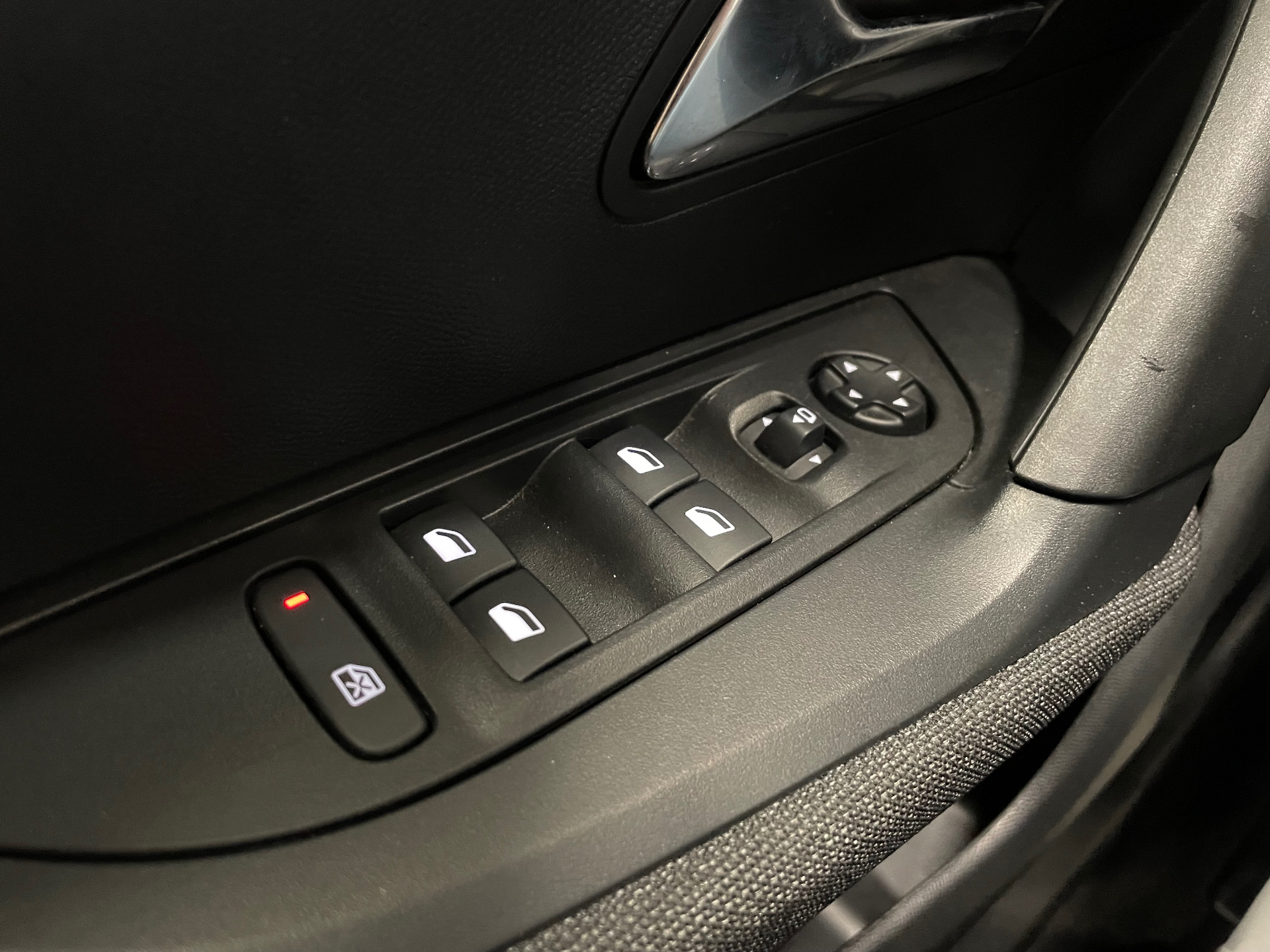 PEUGEOT 2008 STYLE HYBRID 145 CH E-DCS6