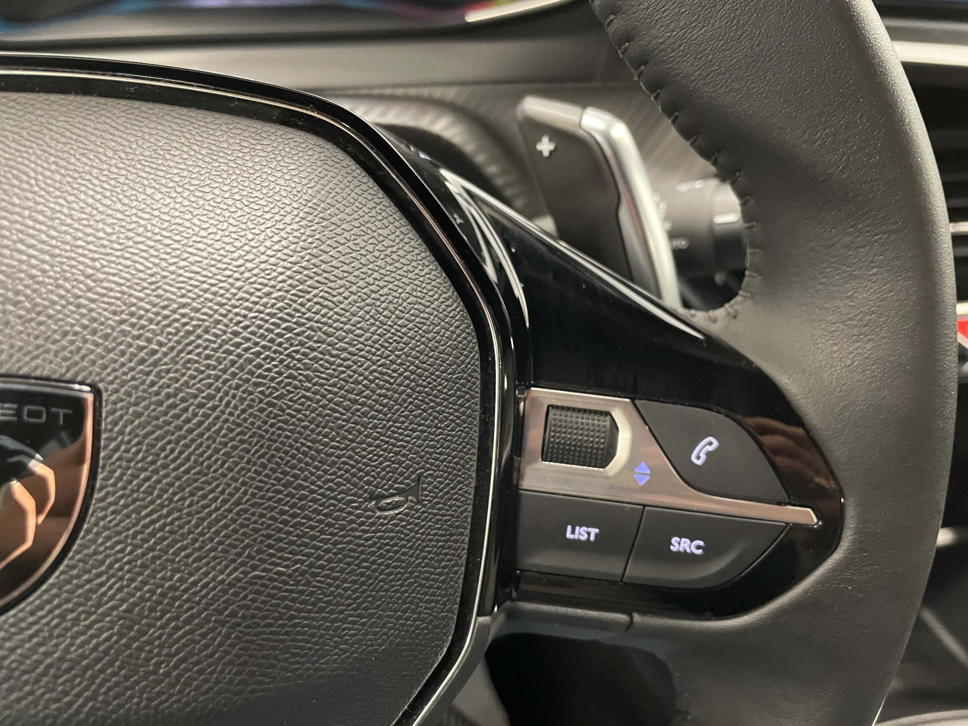 PEUGEOT 2008 STYLE HYBRID 145 CH E-DCS6