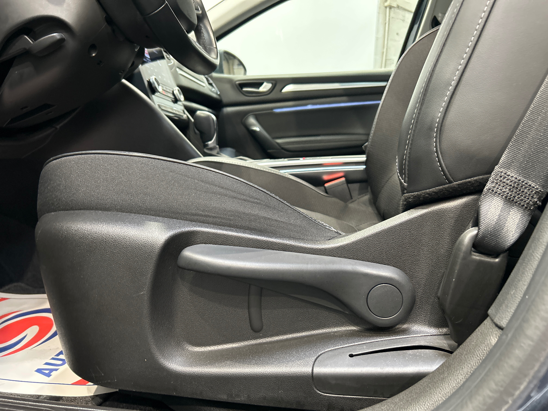 RENAULT MEGANE IV BERLINE TCe 140 EDC FAP - 20 Business Intens