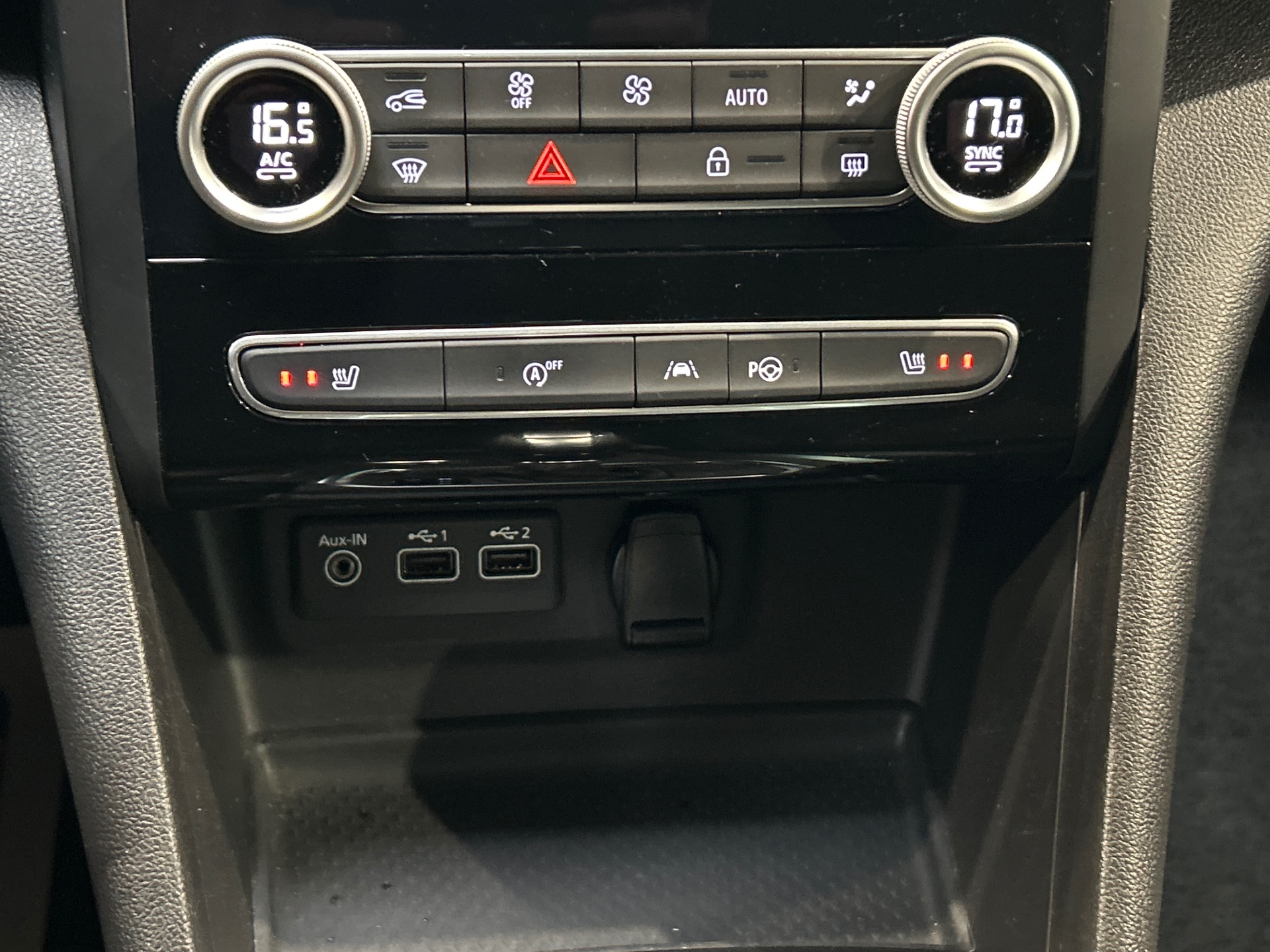 RENAULT MEGANE IV BERLINE TCe 140 EDC FAP - 20 Business Intens
