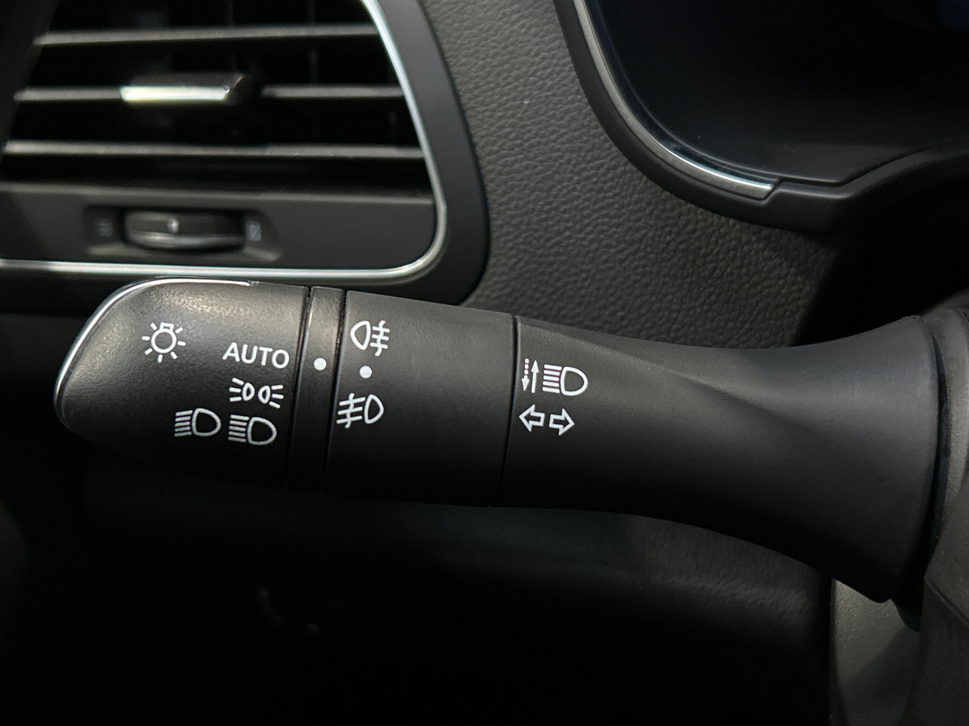 RENAULT MEGANE IV BERLINE TCe 140 EDC FAP - 20 Business Intens