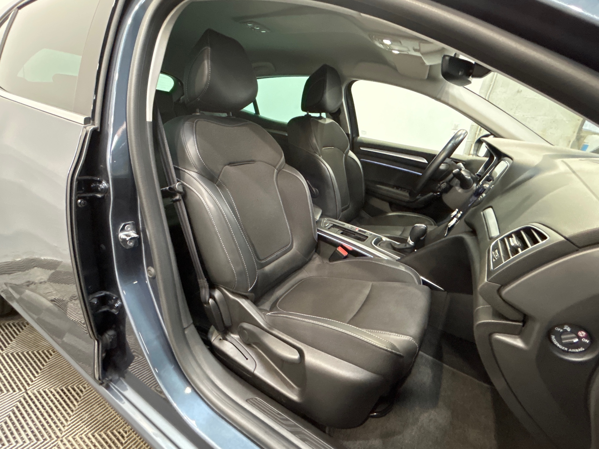 RENAULT MEGANE IV BERLINE TCe 140 EDC FAP - 20 Business Intens
