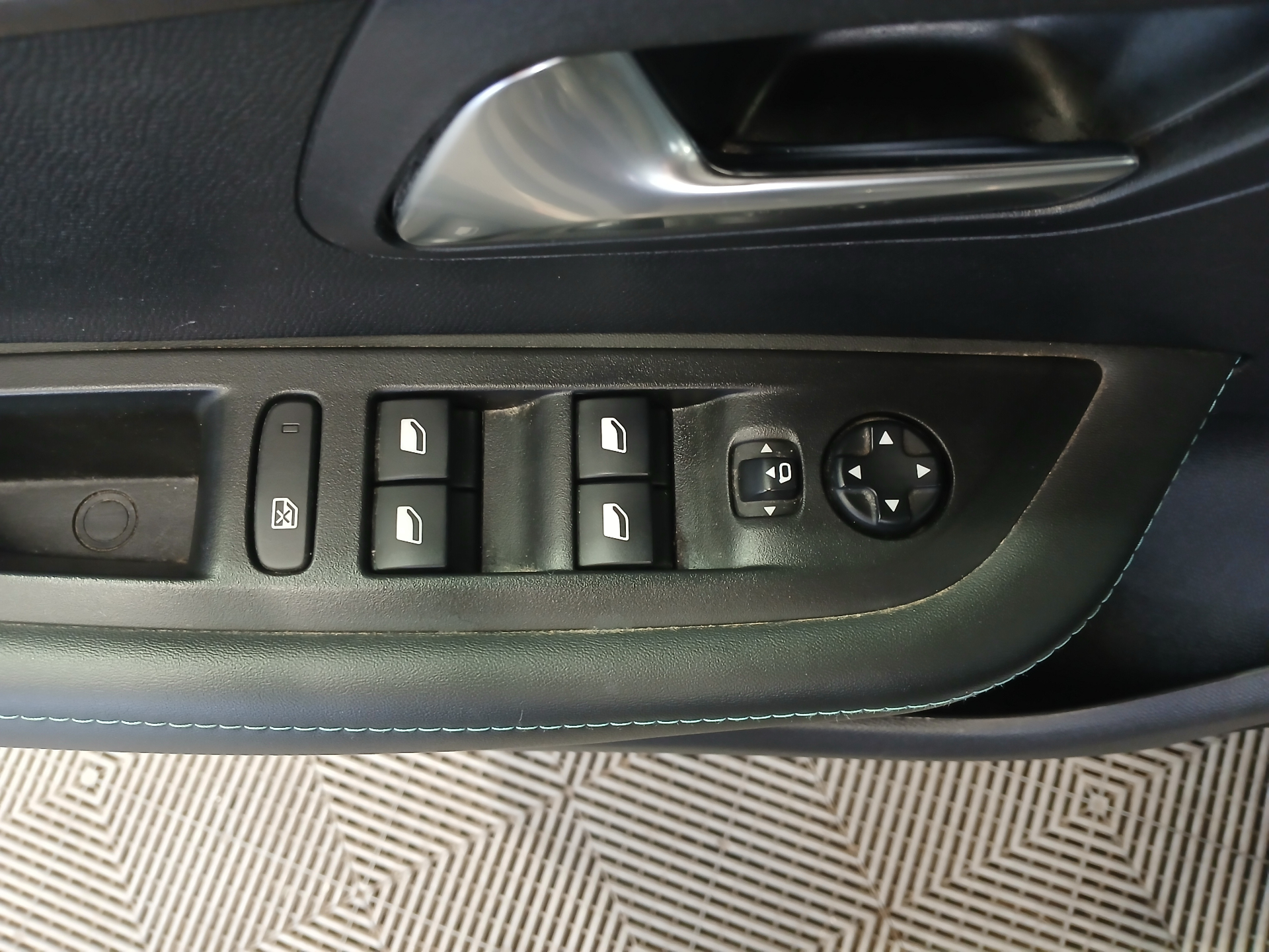 PEUGEOT 208 ALLURE PURETECH 100 BVM