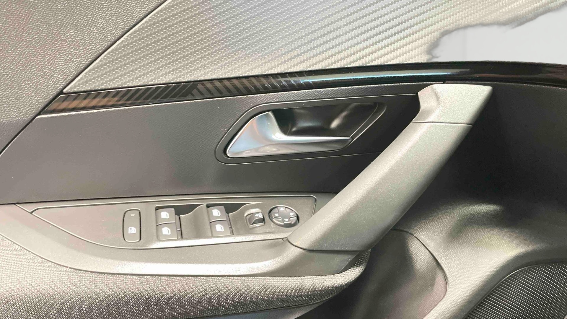 PEUGEOT 2008 Hybrid 145 e-DCS6 Style
