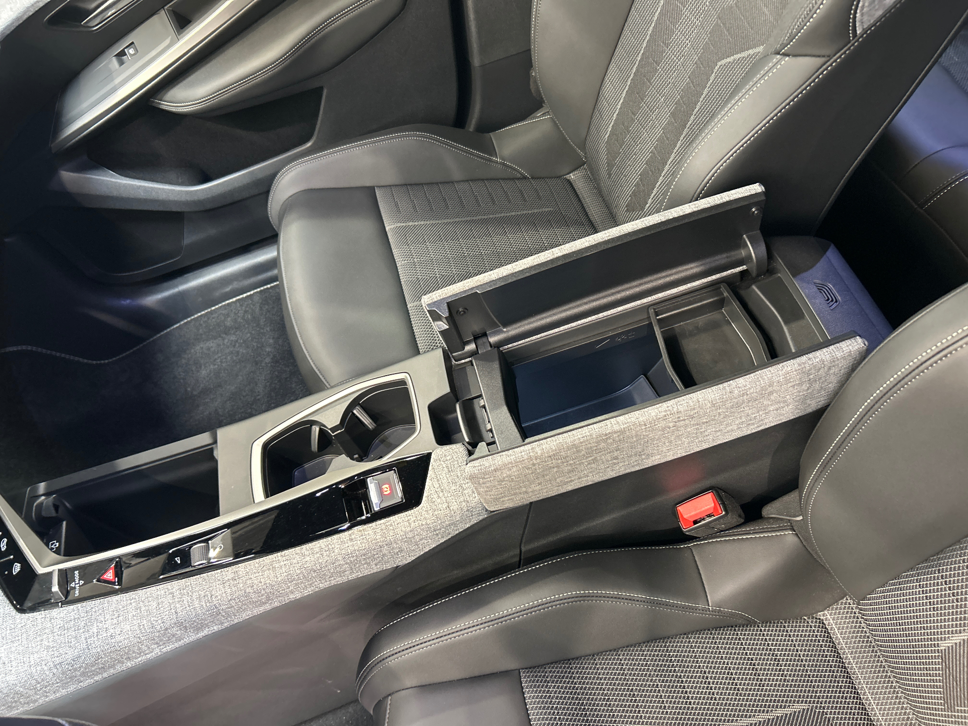 PEUGEOT 3008 Hybrid 145 e-DCS6 GT